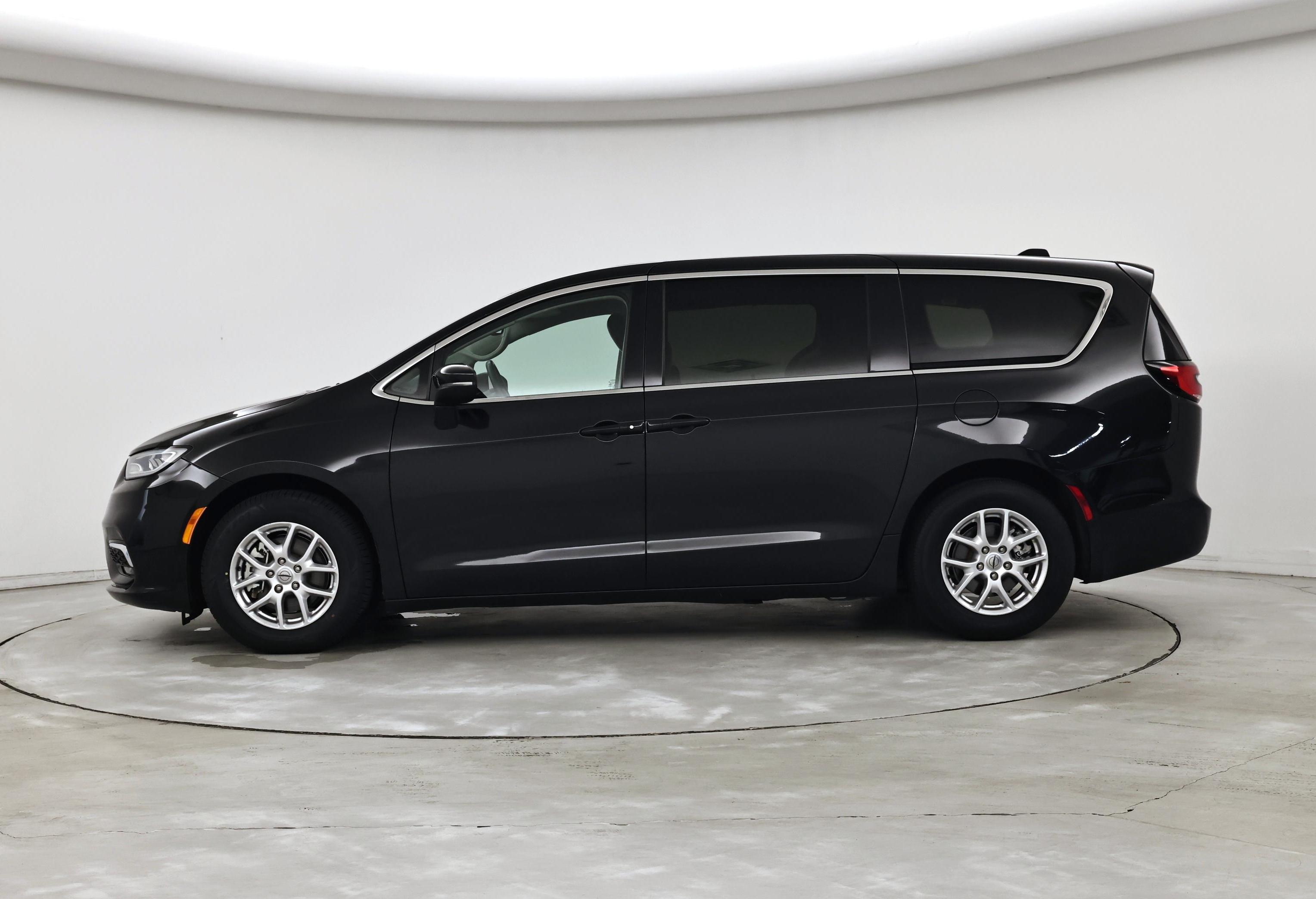 Thumbnail: 2023 Chrysler Pacifica - 3