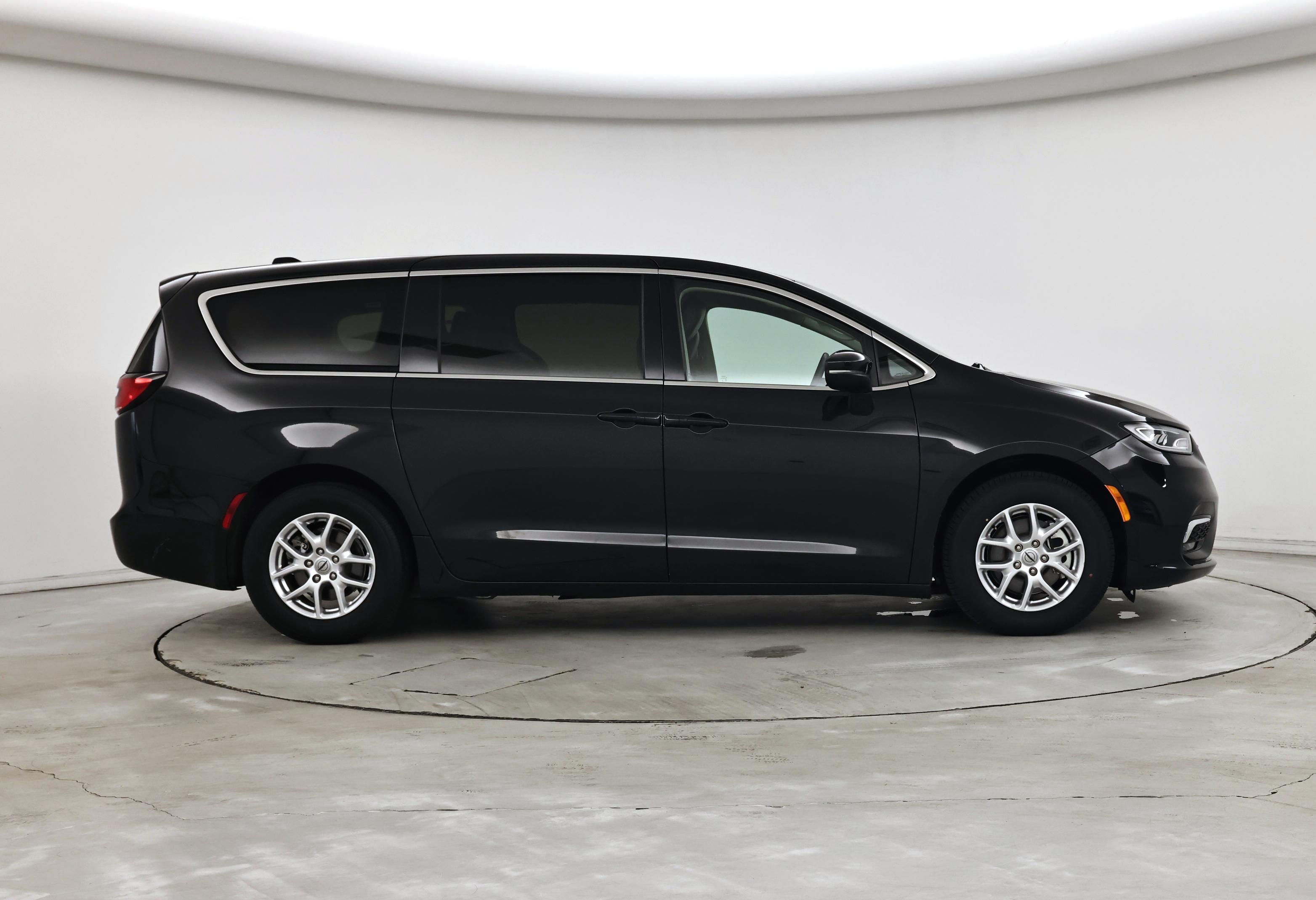 Thumbnail: 2023 Chrysler Pacifica - 7