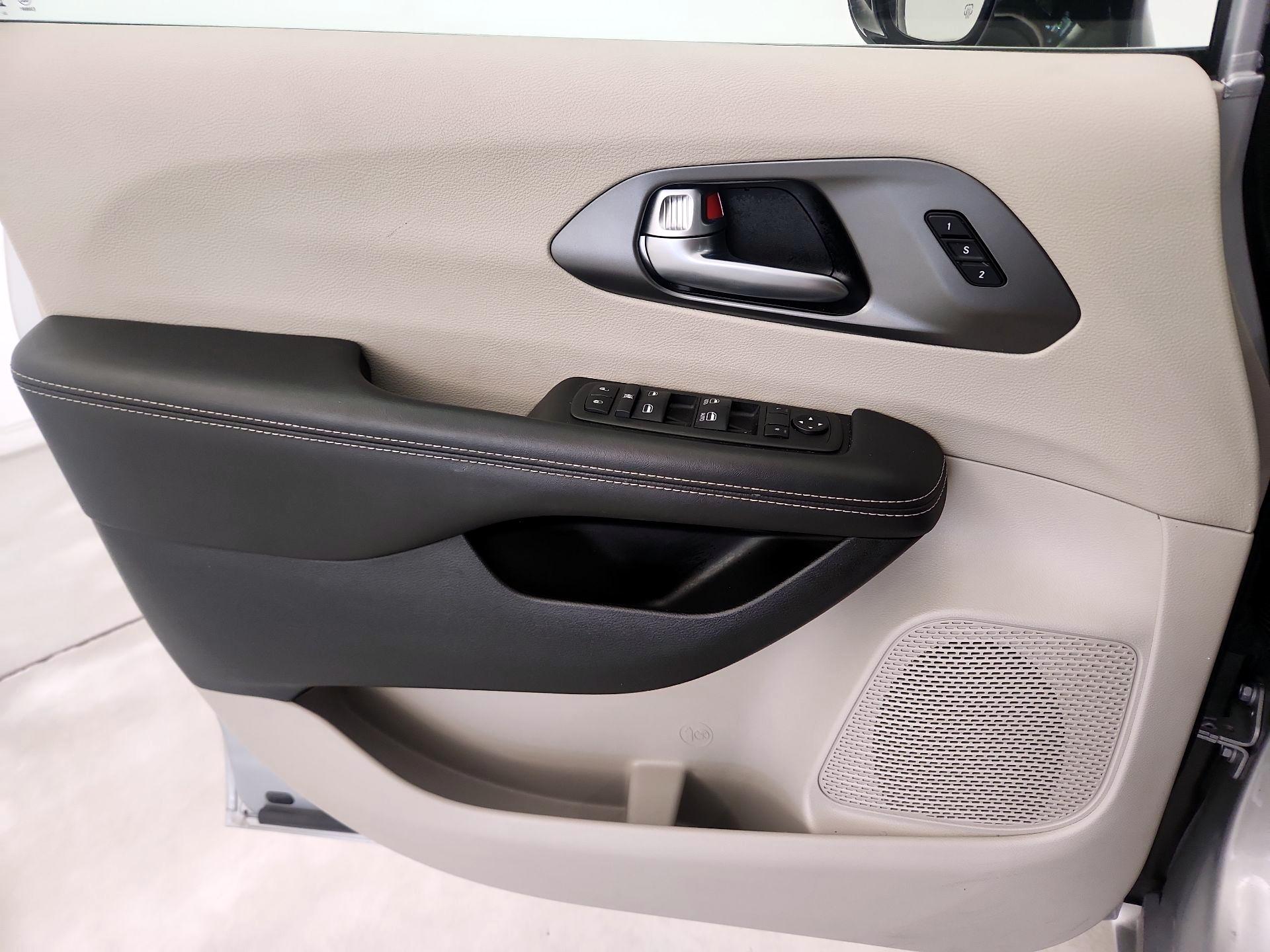 Thumbnail: 2024 Chrysler Pacifica - 12