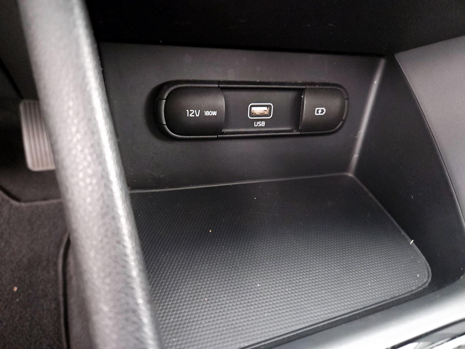 Thumbnail: 2020 Kia Niro - 18