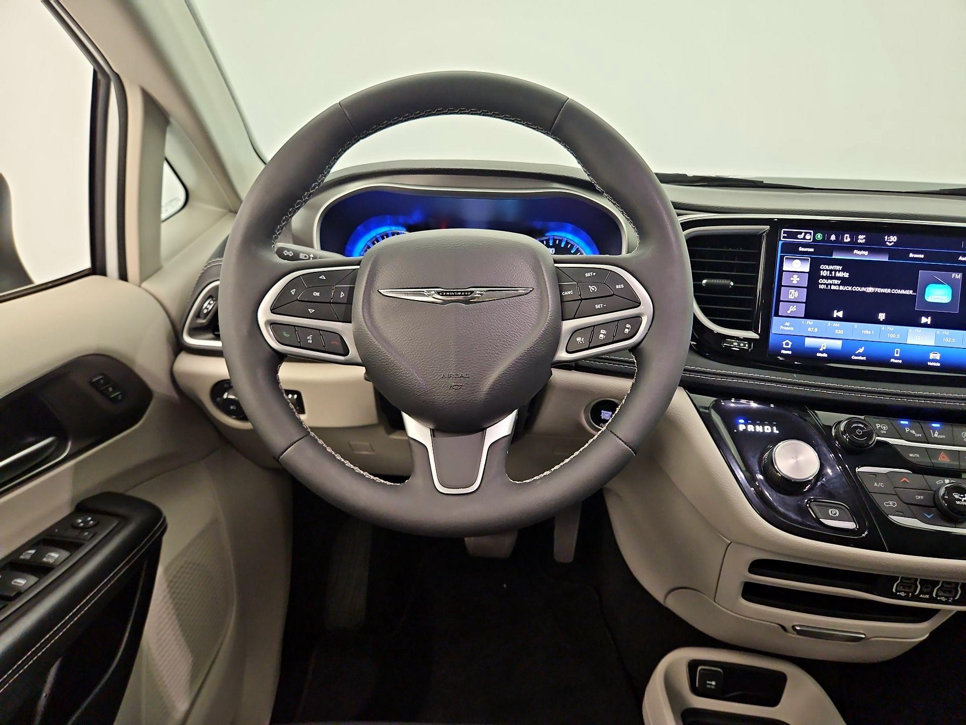 Thumbnail: 2023 Chrysler Pacifica - 10