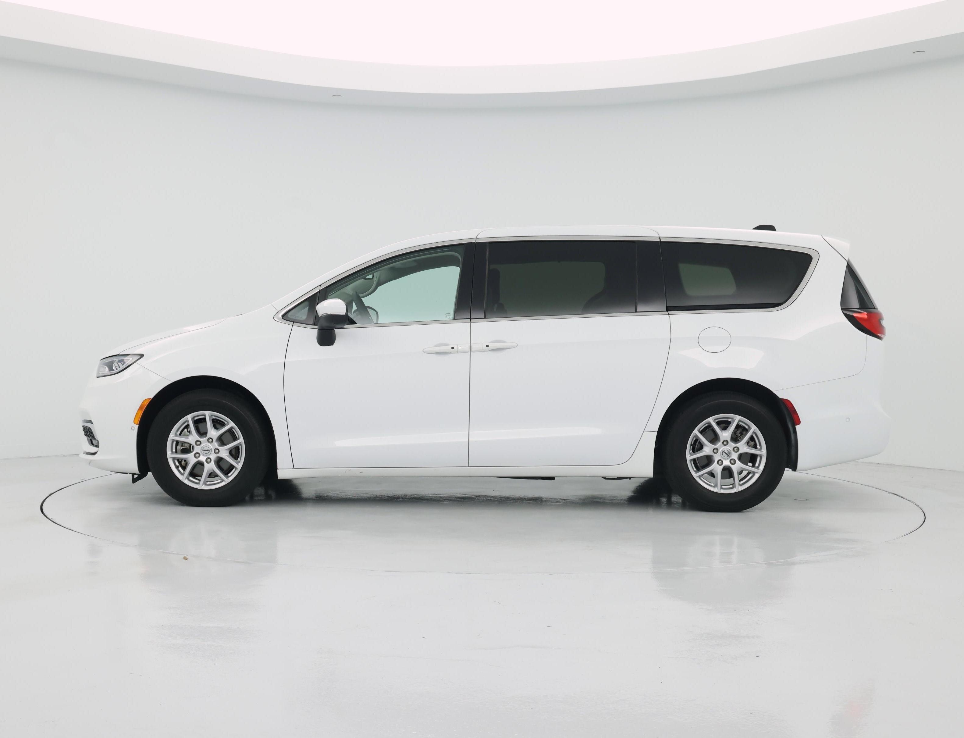 Thumbnail: 2023 Chrysler Pacifica - 3