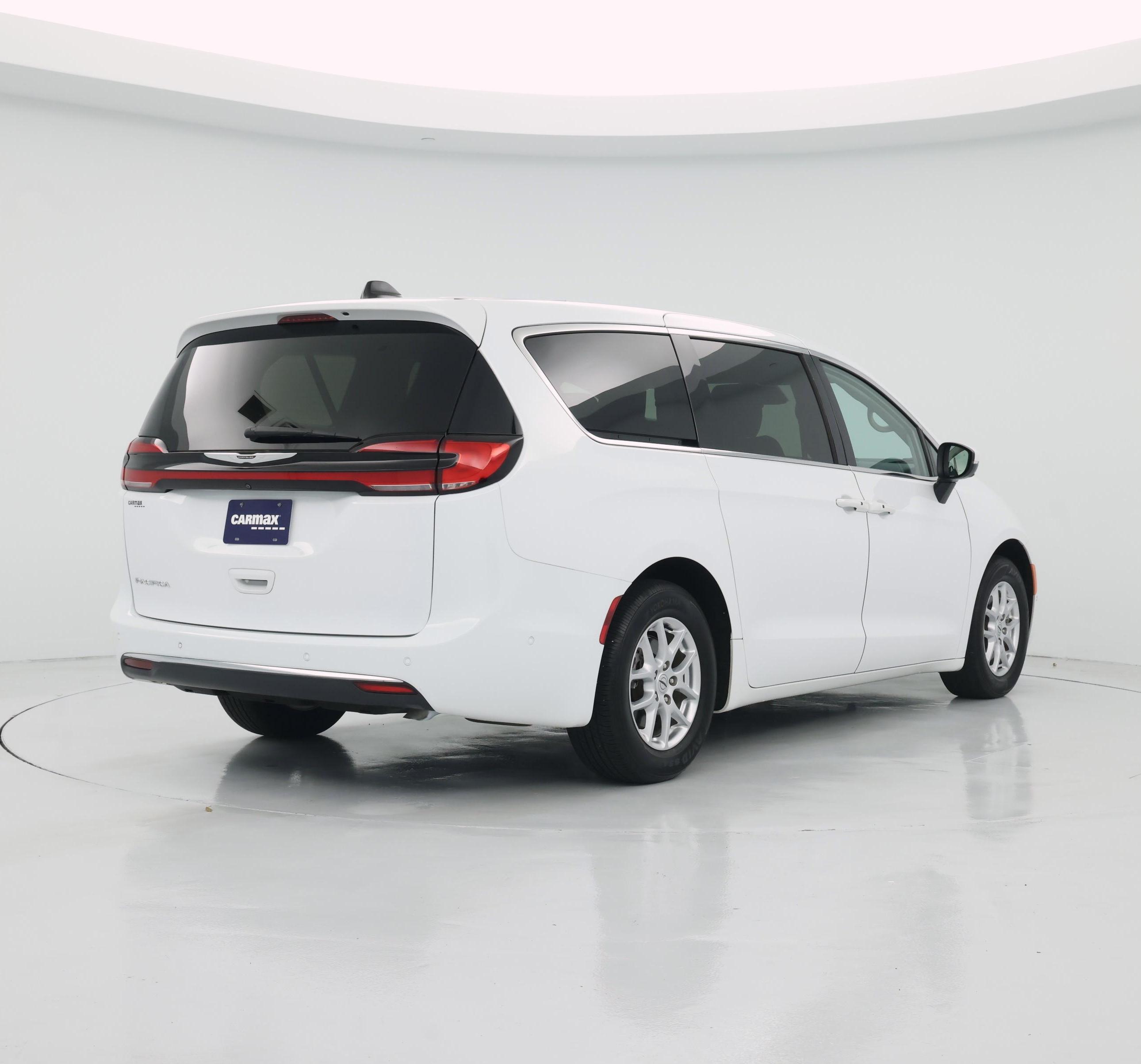 Thumbnail: 2023 Chrysler Pacifica - 8