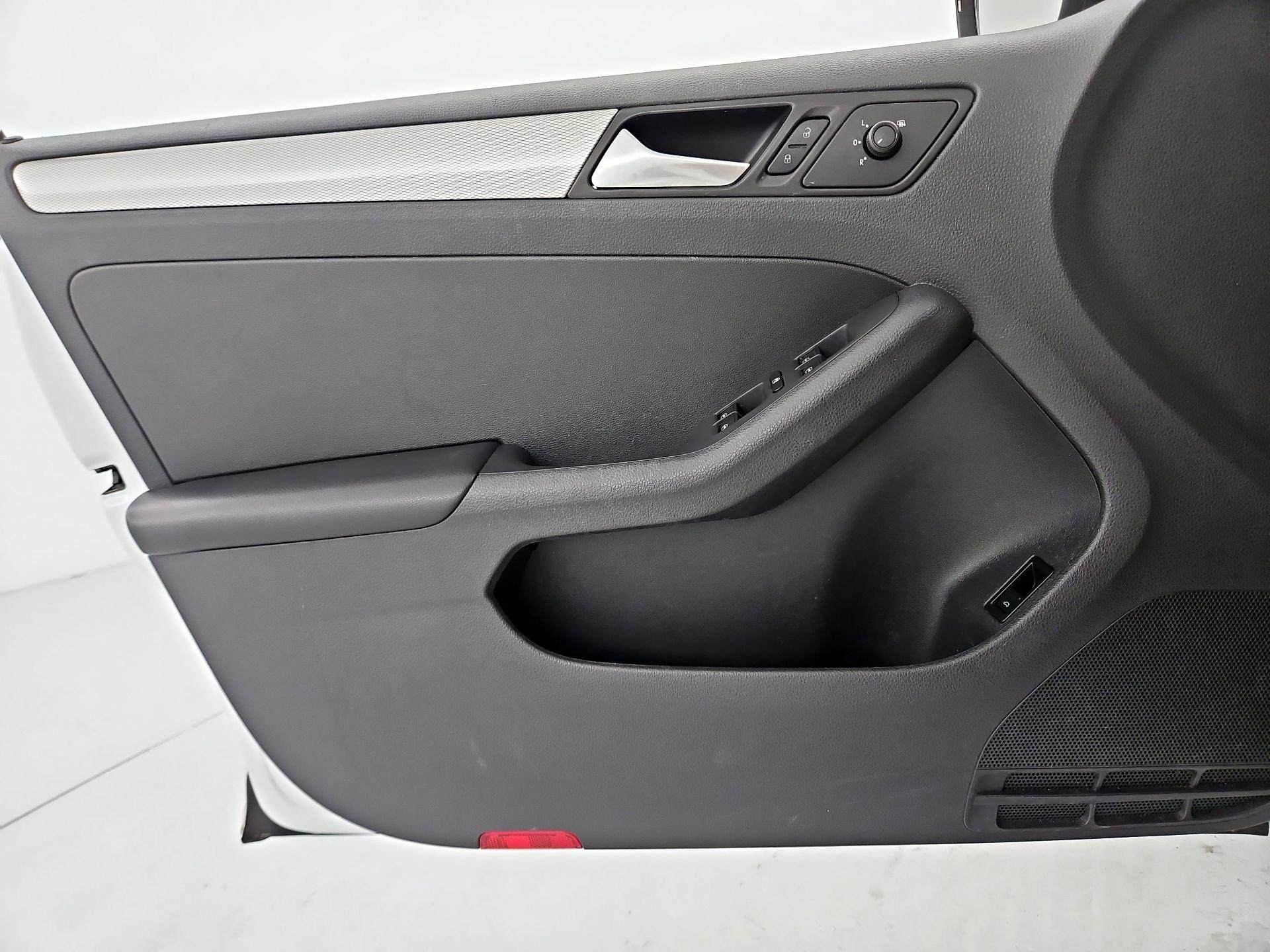 Thumbnail: 2017 Volkswagen Jetta - 12