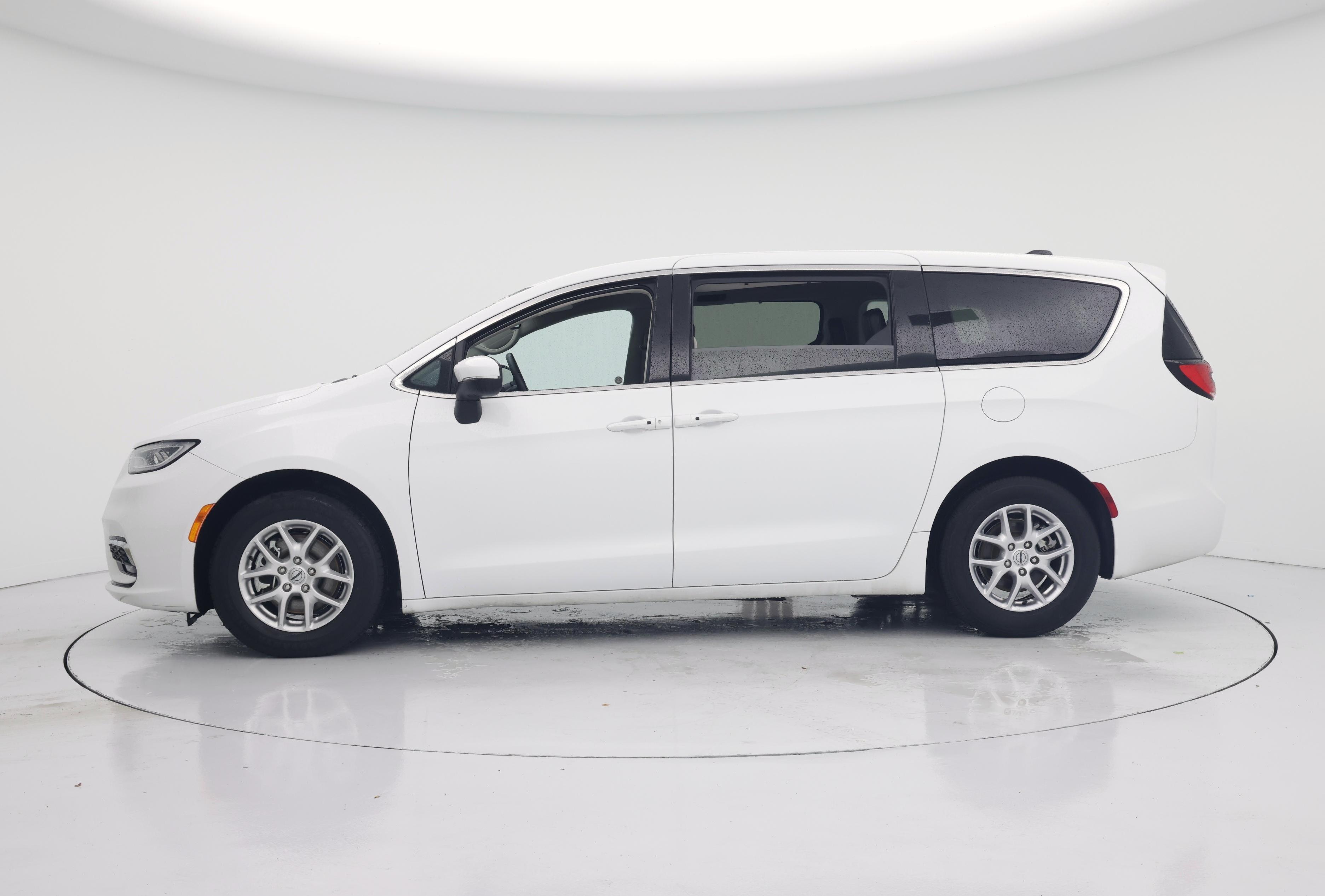 Thumbnail: 2023 Chrysler Pacifica - 3