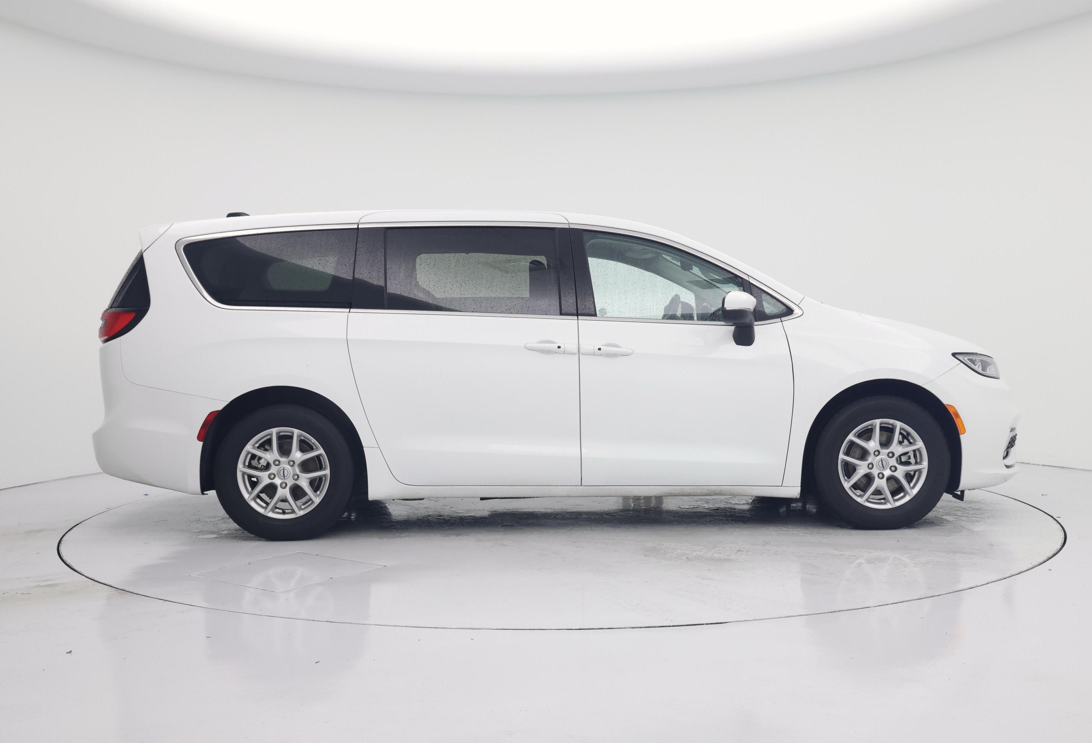 Thumbnail: 2023 Chrysler Pacifica - 7