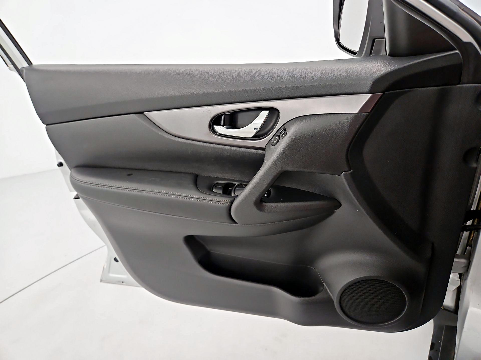 Thumbnail: 2015 Nissan Rogue - 12