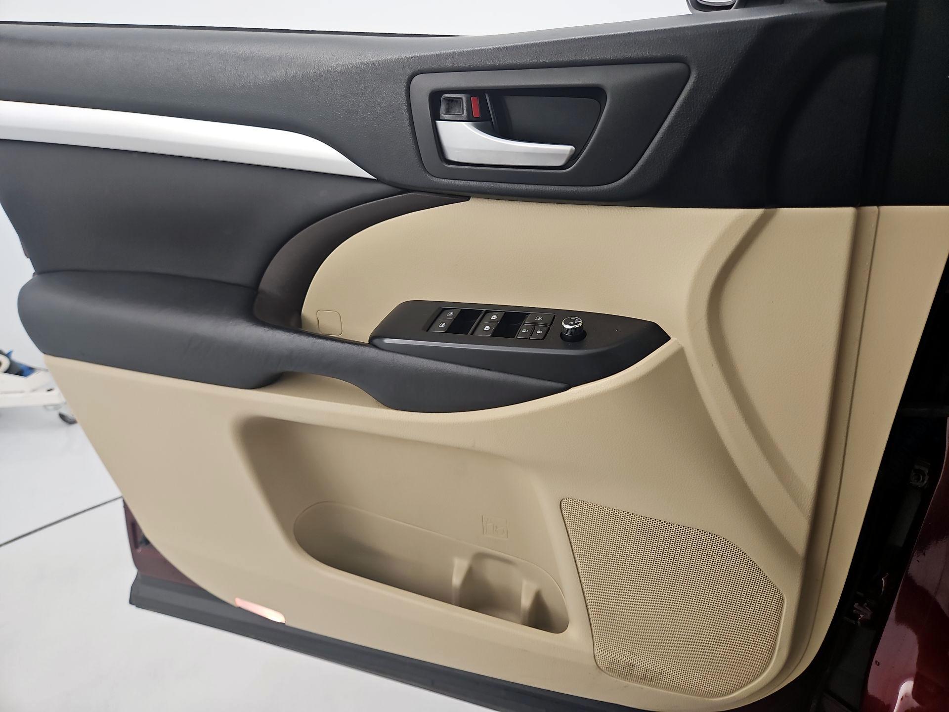 Thumbnail: 2016 Toyota Highlander - 12