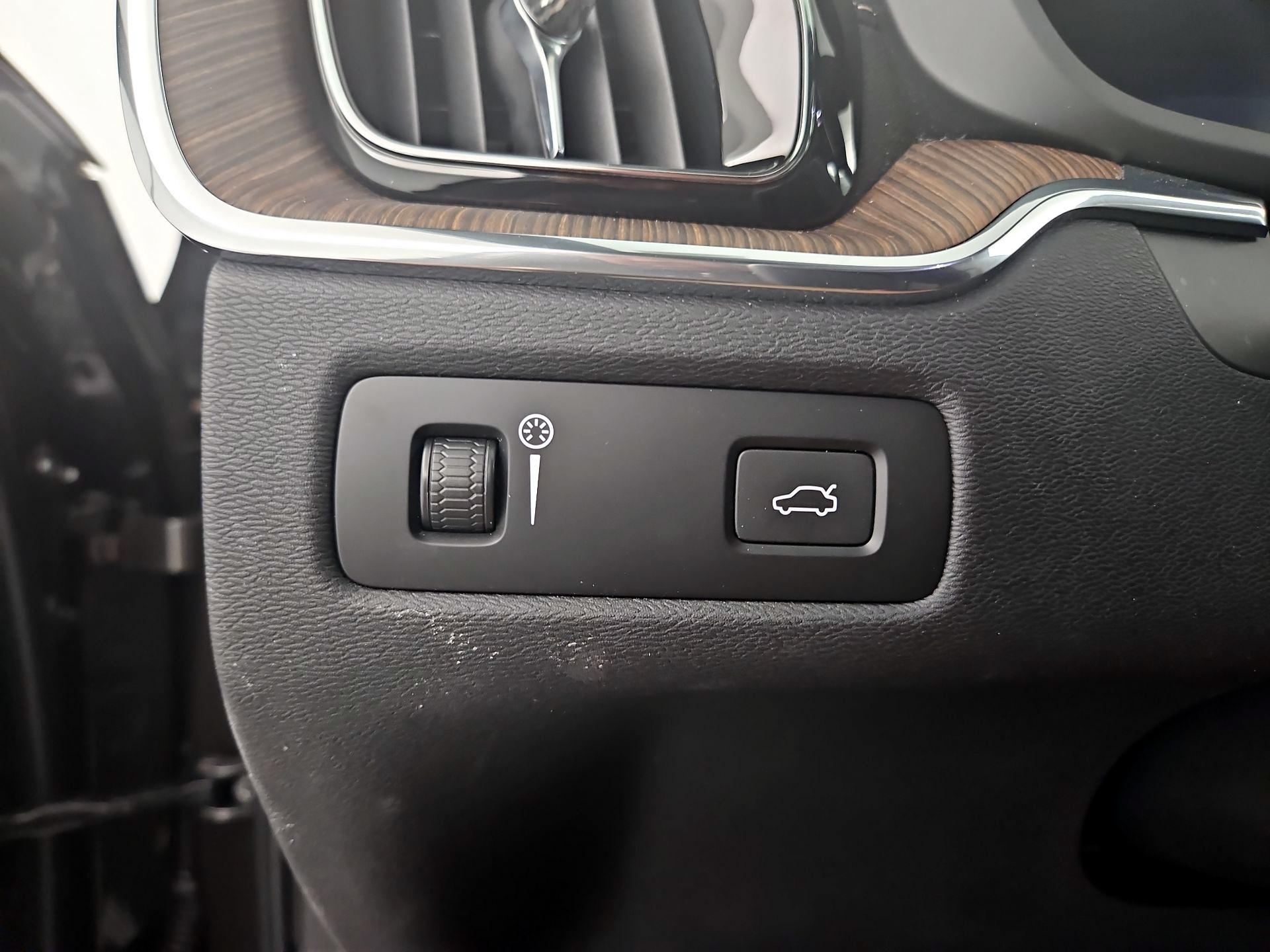 Thumbnail: 2022 Volvo XC60 - 13