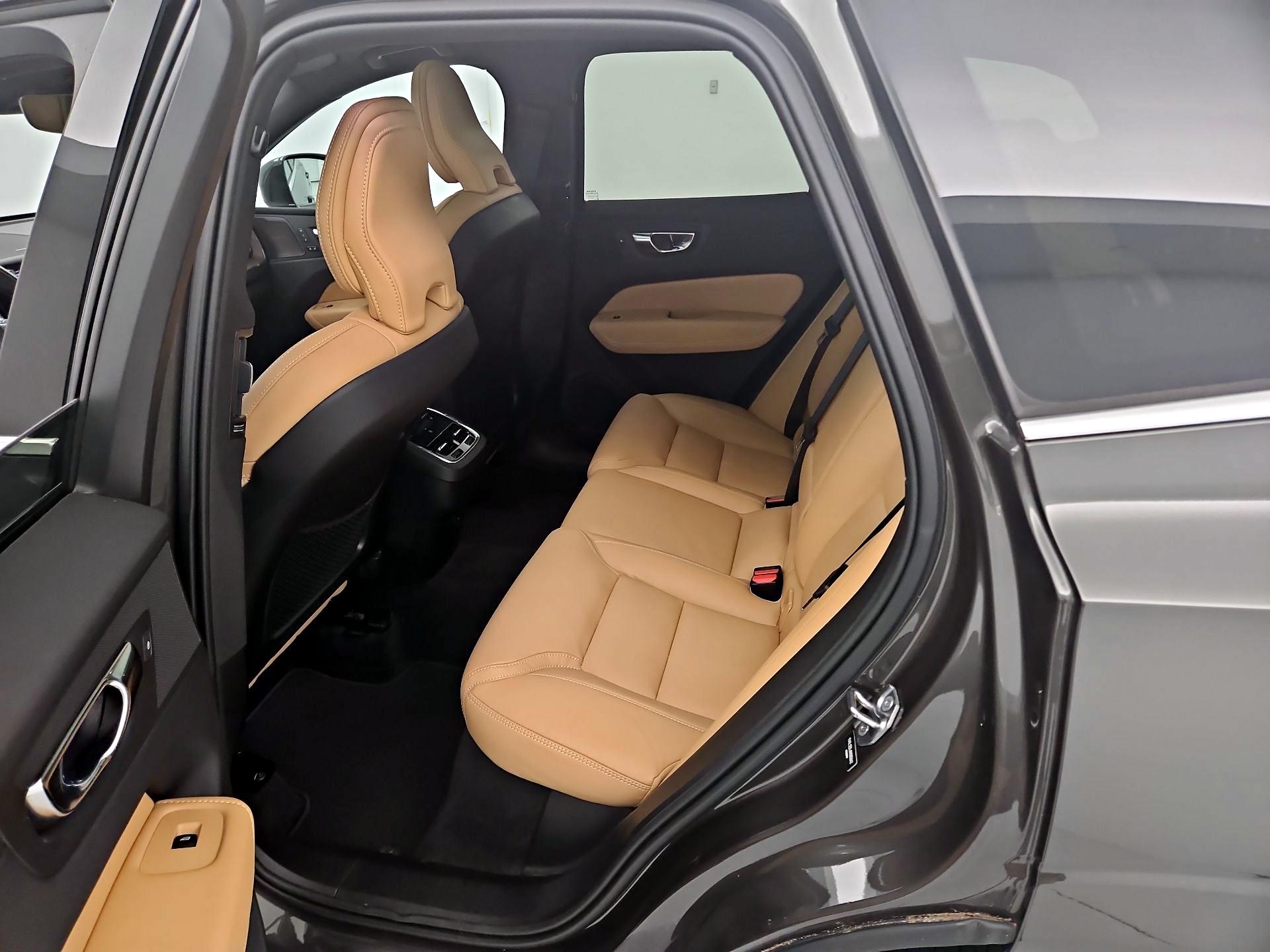 Thumbnail: 2022 Volvo XC60 - 20