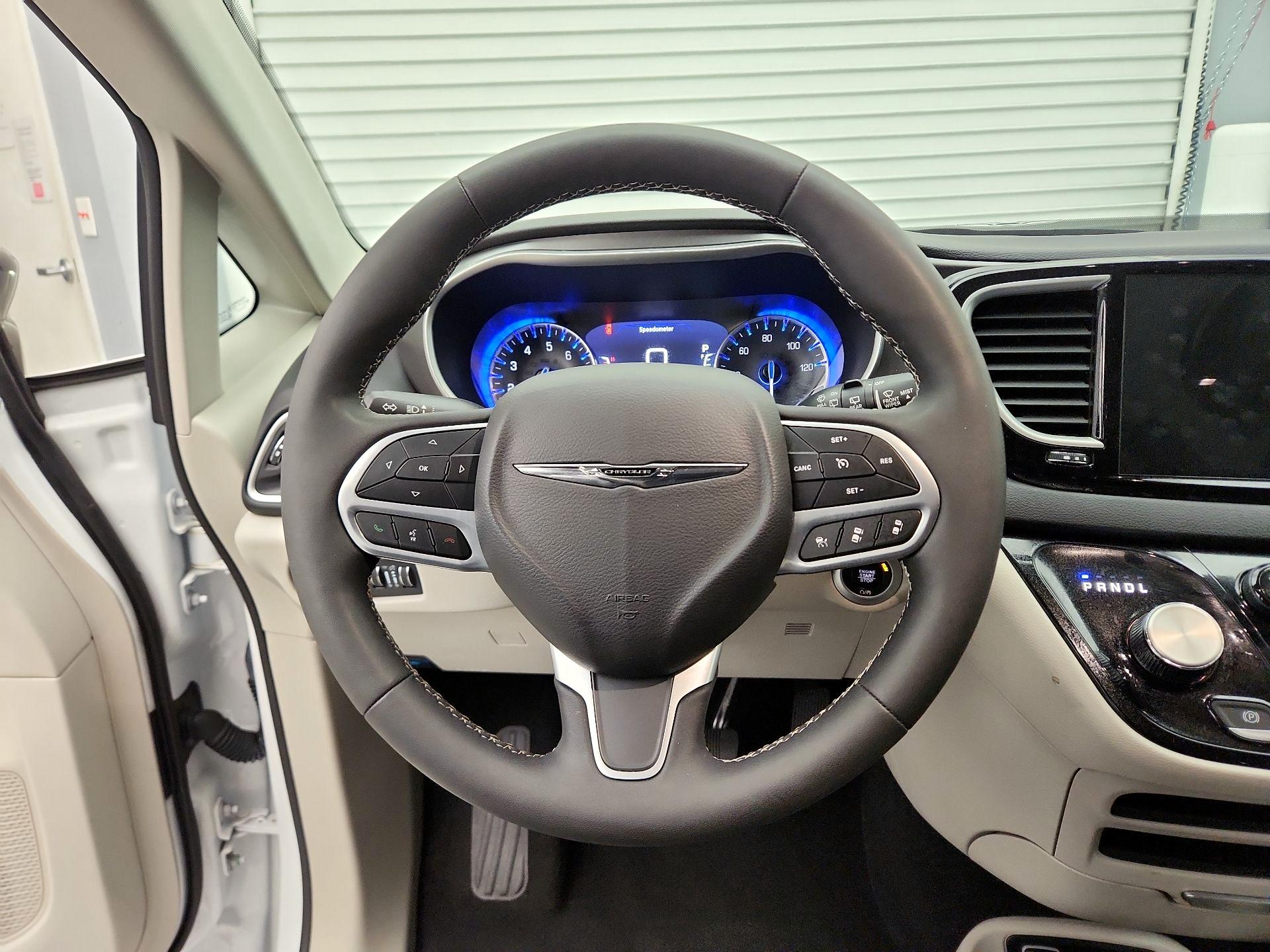 Thumbnail: 2024 Chrysler Pacifica - 10