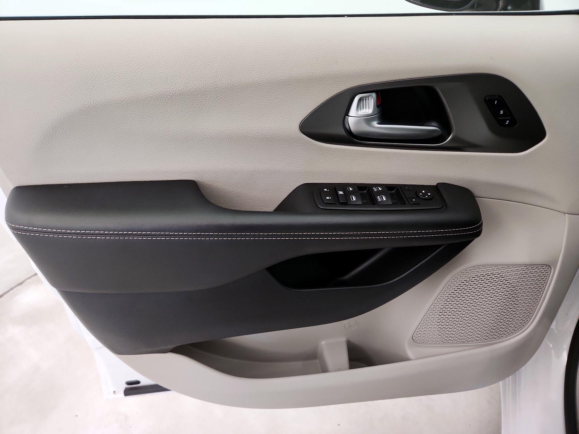 Thumbnail: 2024 Chrysler Pacifica - 12