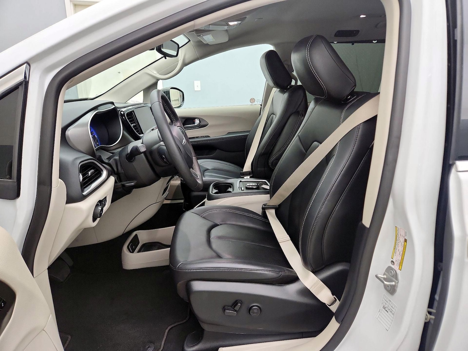 2024 Chrysler Pacifica Touring L - Photo 12