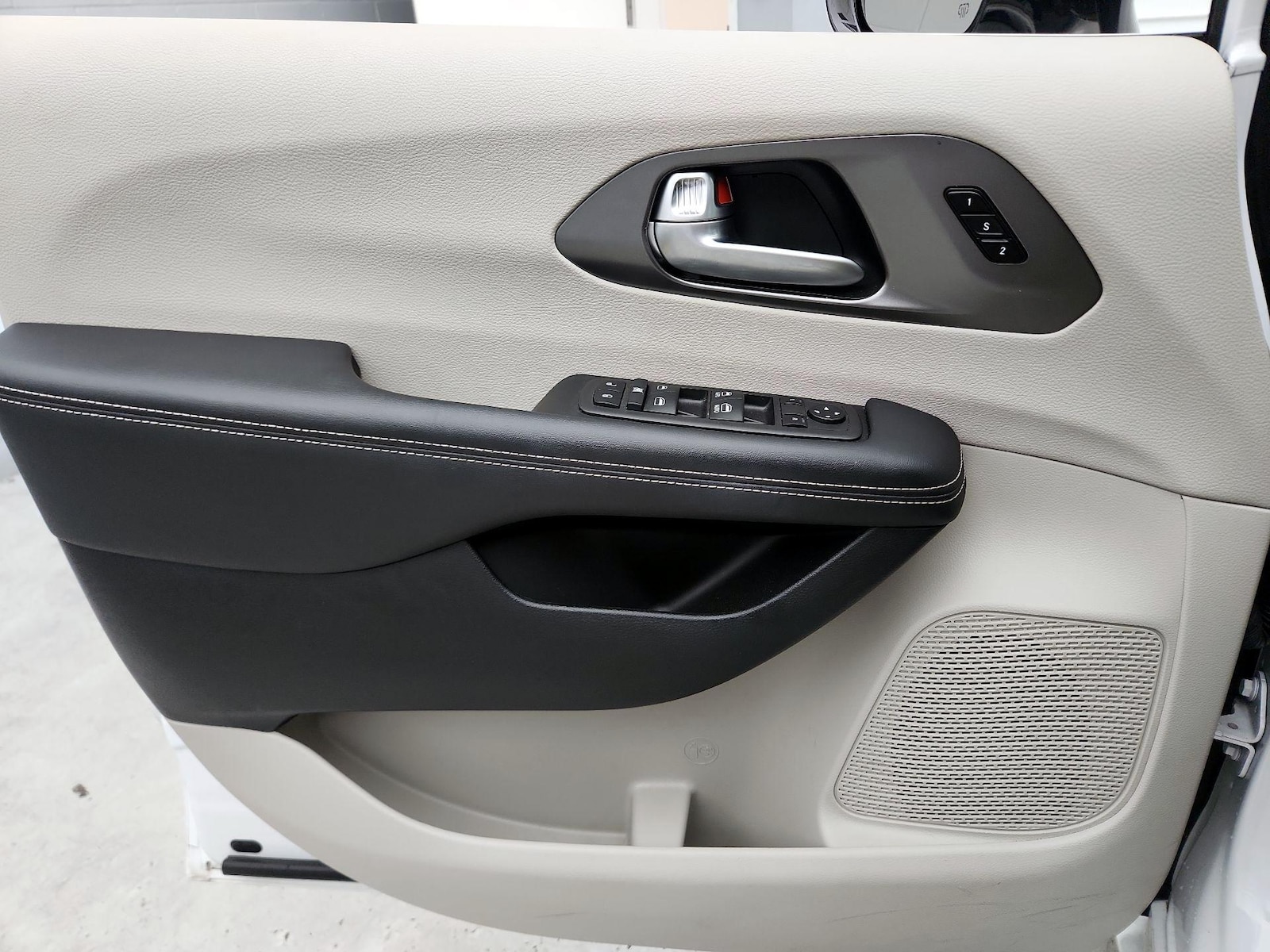 2024 Chrysler Pacifica Touring L - Photo 13