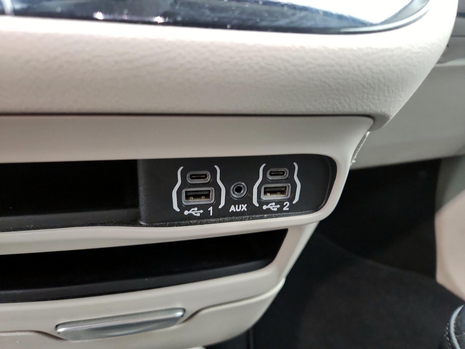 Thumbnail: 2024 Chrysler Pacifica - 18
