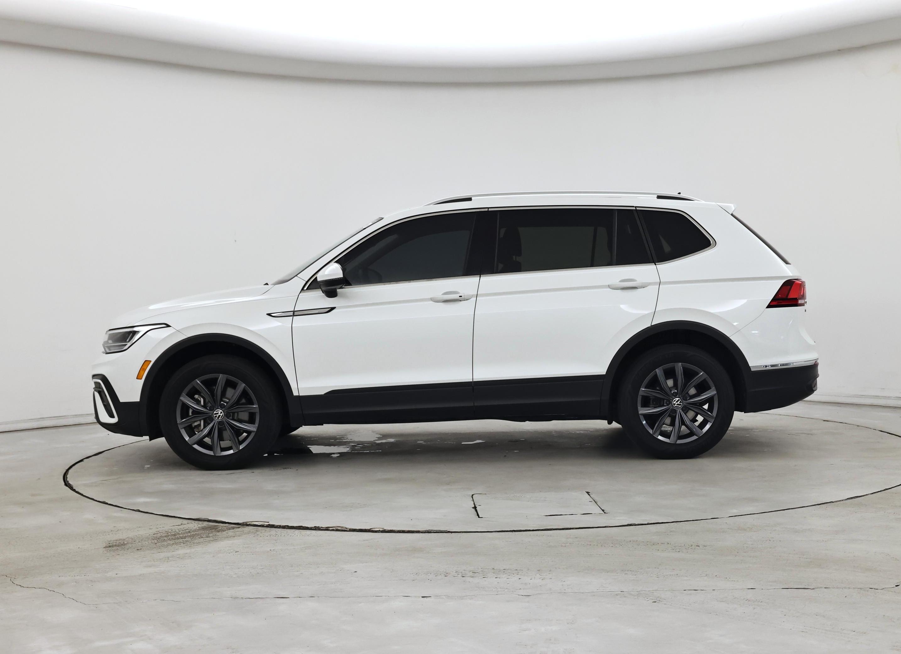 Thumbnail: 2023 Volkswagen Tiguan - 3