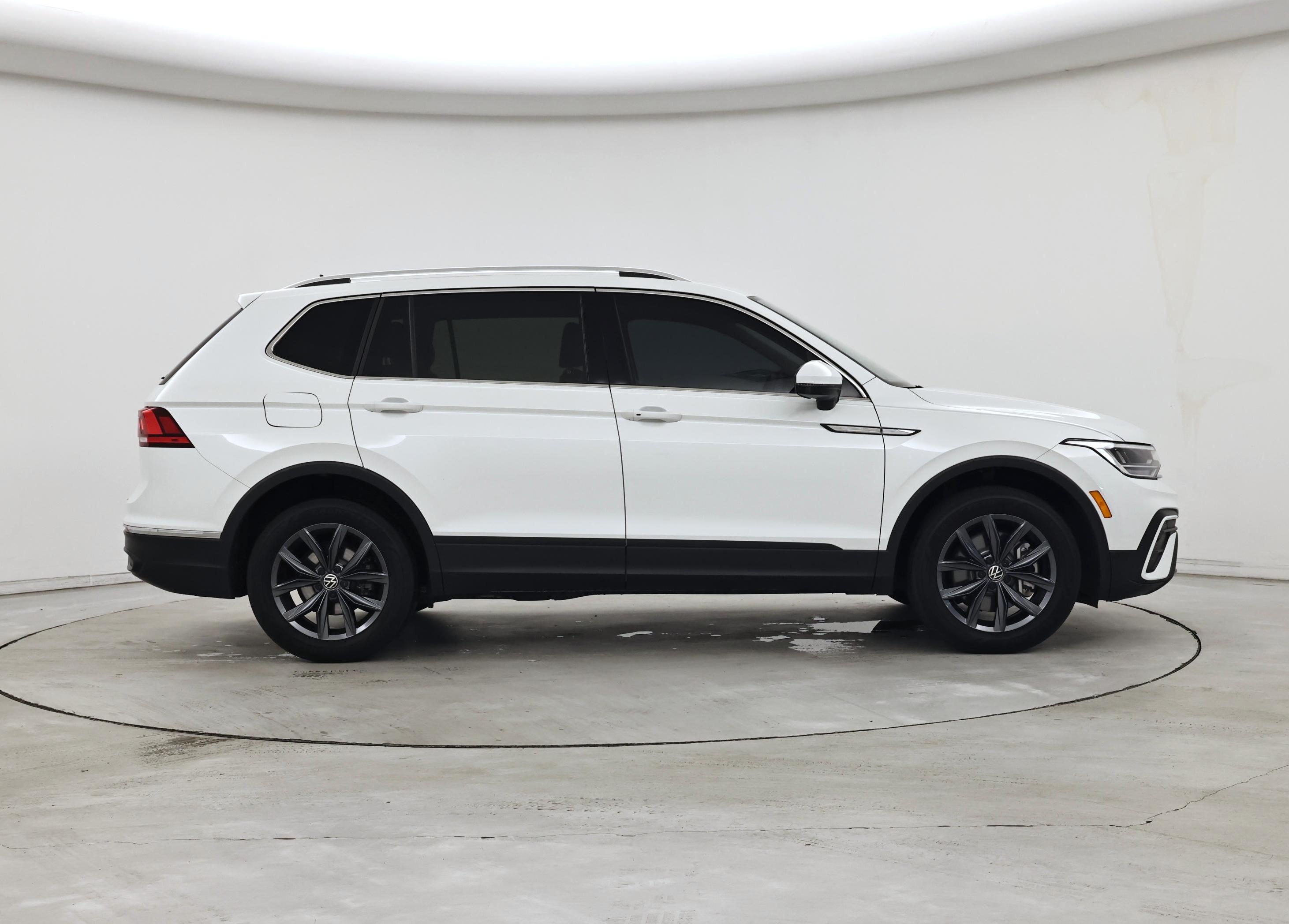 Thumbnail: 2023 Volkswagen Tiguan - 7