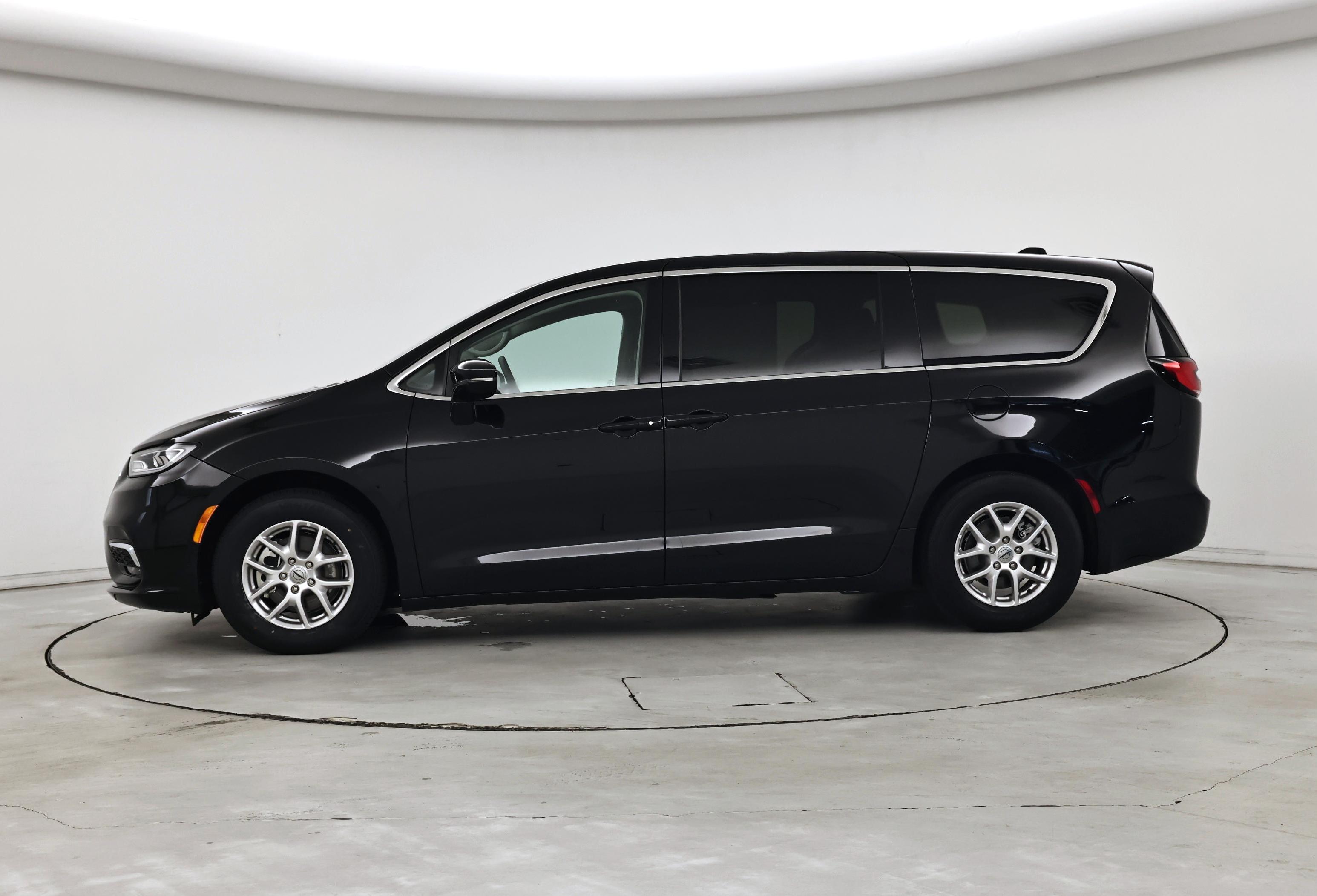 Thumbnail: 2024 Chrysler Pacifica - 3