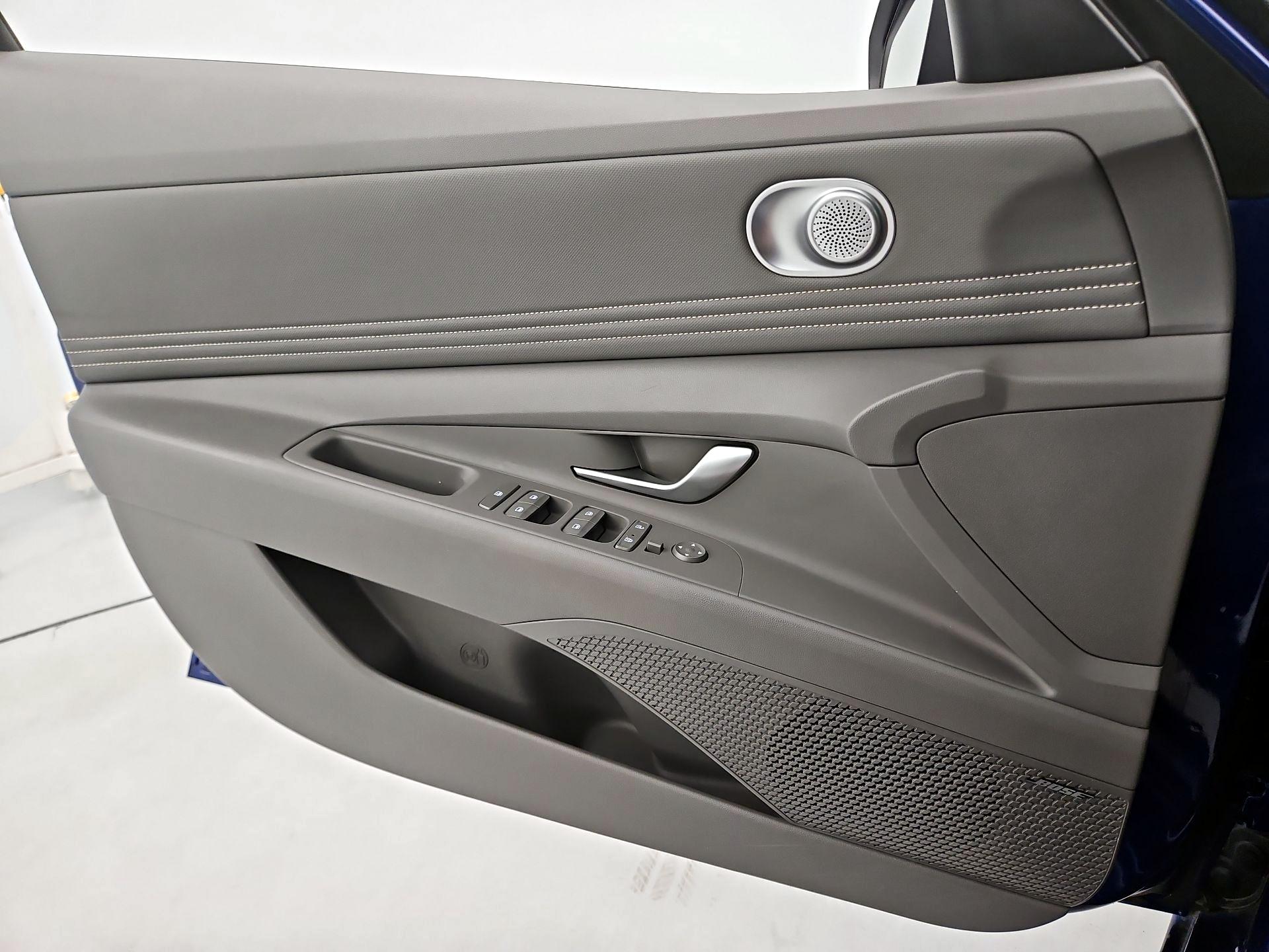 Thumbnail: 2022 Hyundai Elantra - 12