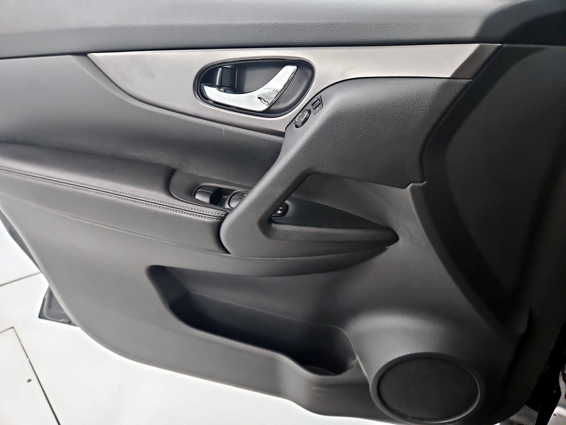 Thumbnail: 2016 Nissan Rogue - 12