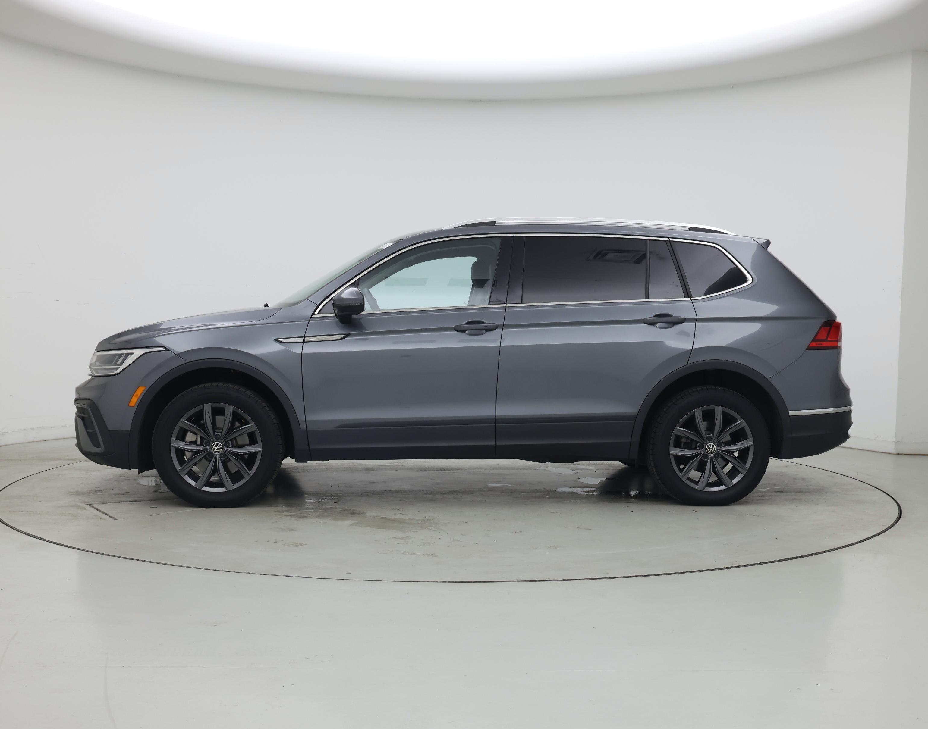 Thumbnail: 2022 Volkswagen Tiguan - 3