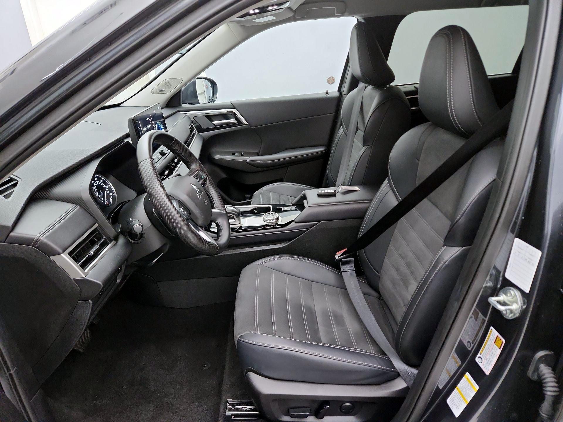 Thumbnail: 2025 Mitsubishi Outlander - 11