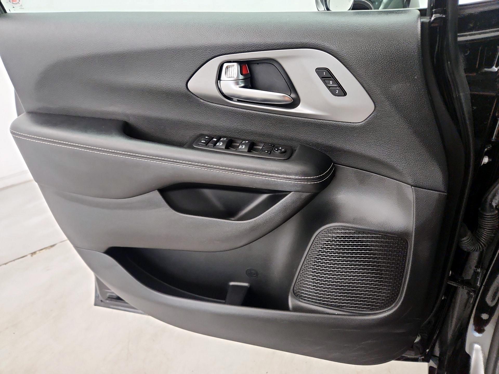 Thumbnail: 2025 Chrysler Pacifica - 12