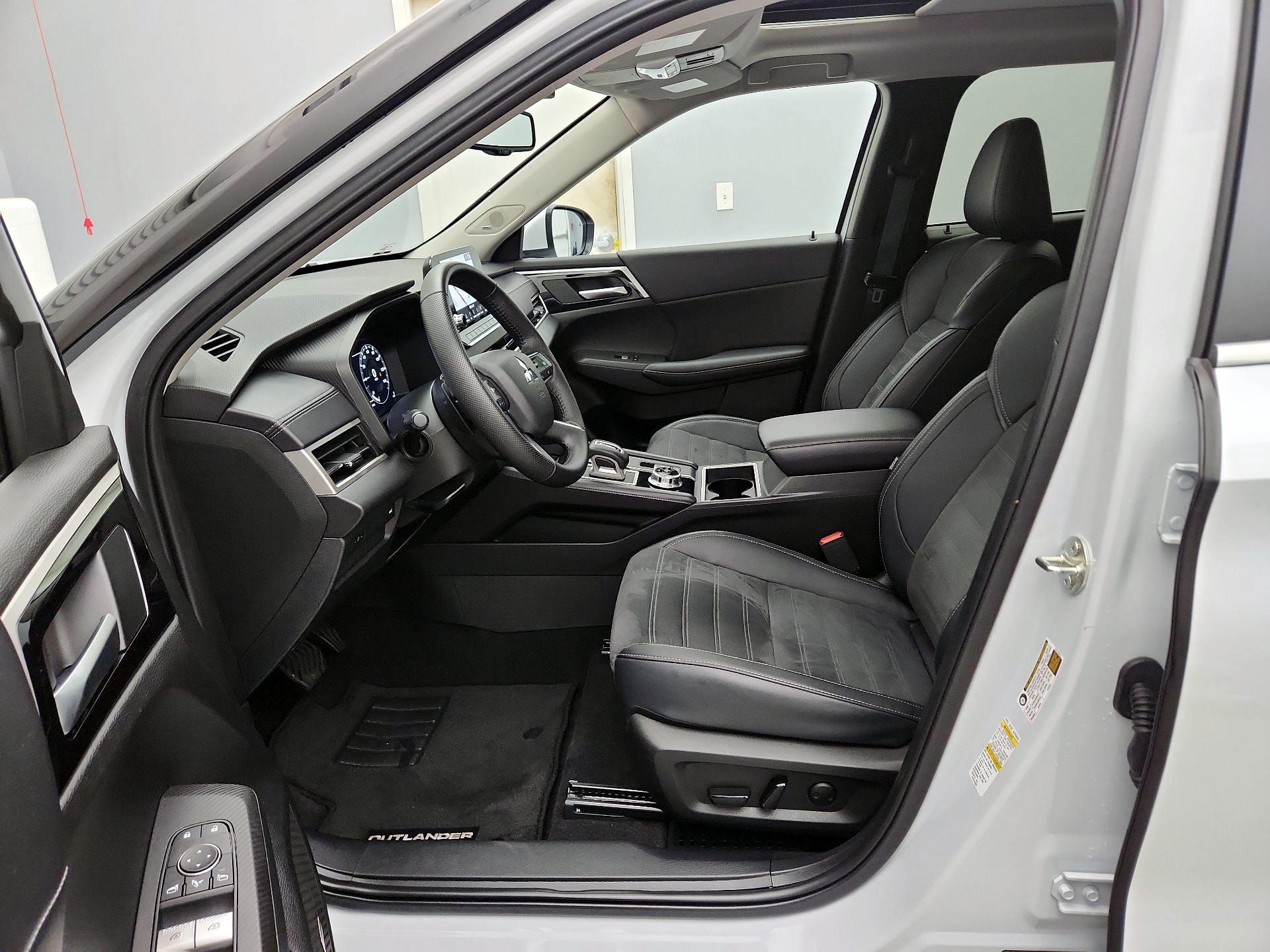 Thumbnail: 2025 Mitsubishi Outlander - 11