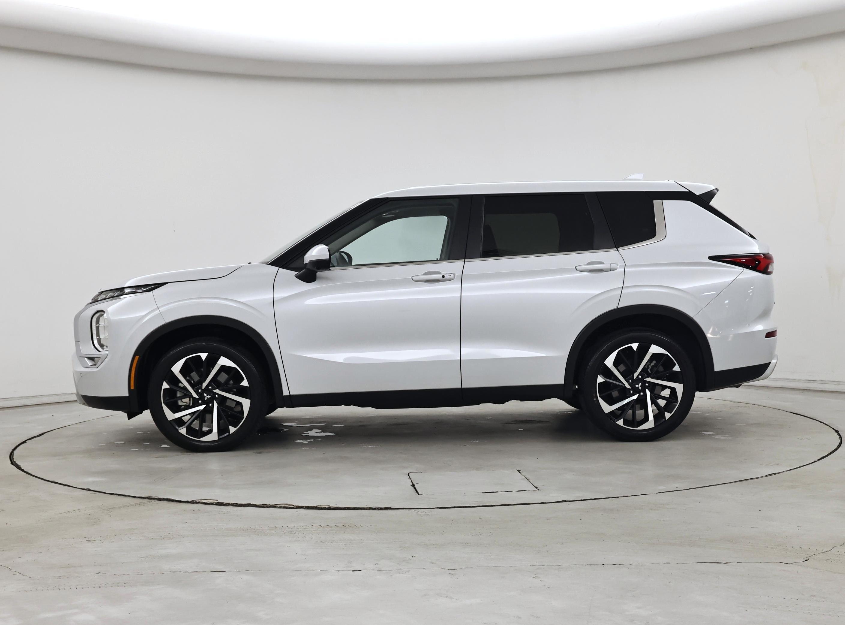 Thumbnail: 2025 Mitsubishi Outlander - 3