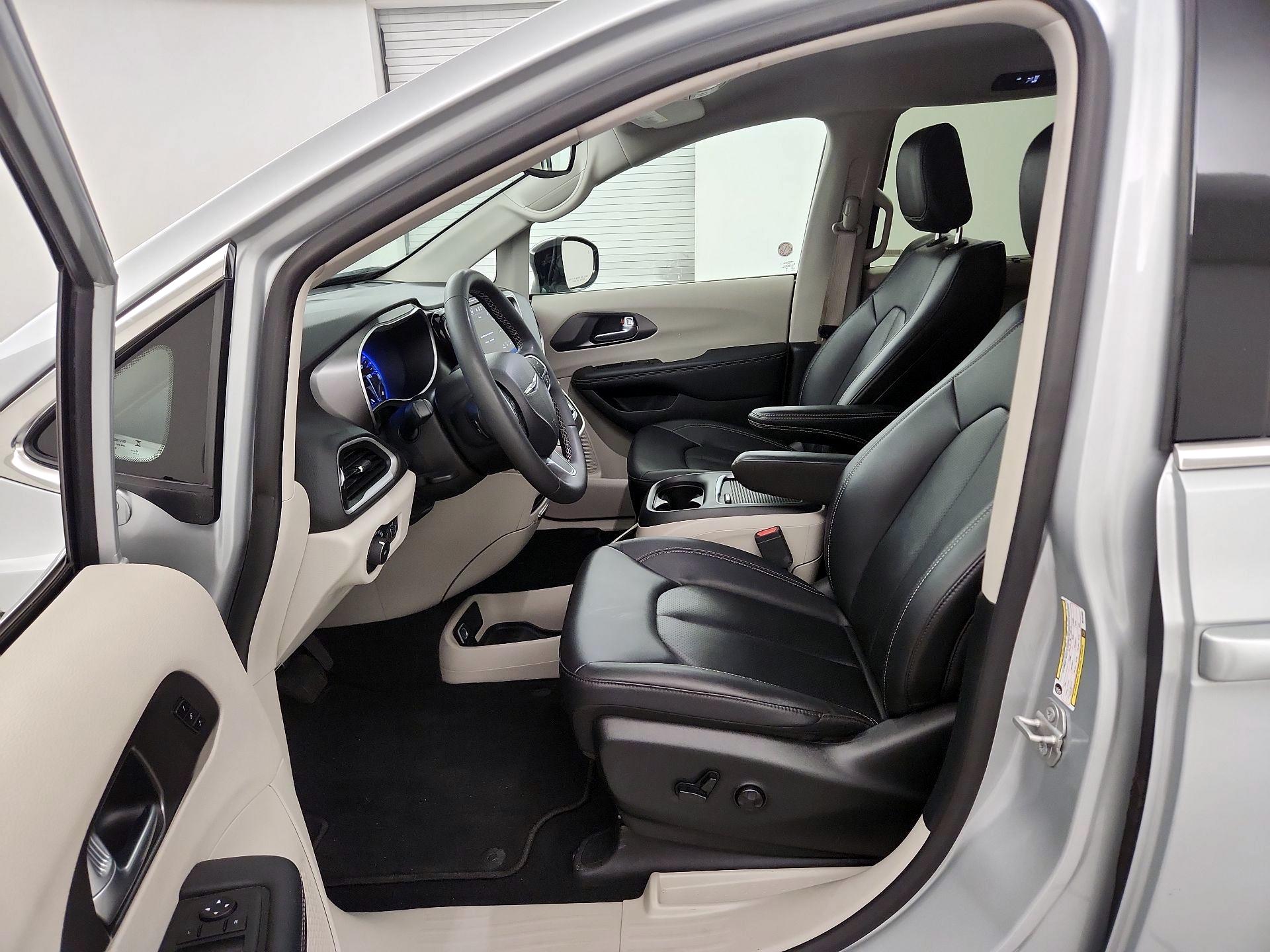 Thumbnail: 2024 Chrysler Pacifica - 9