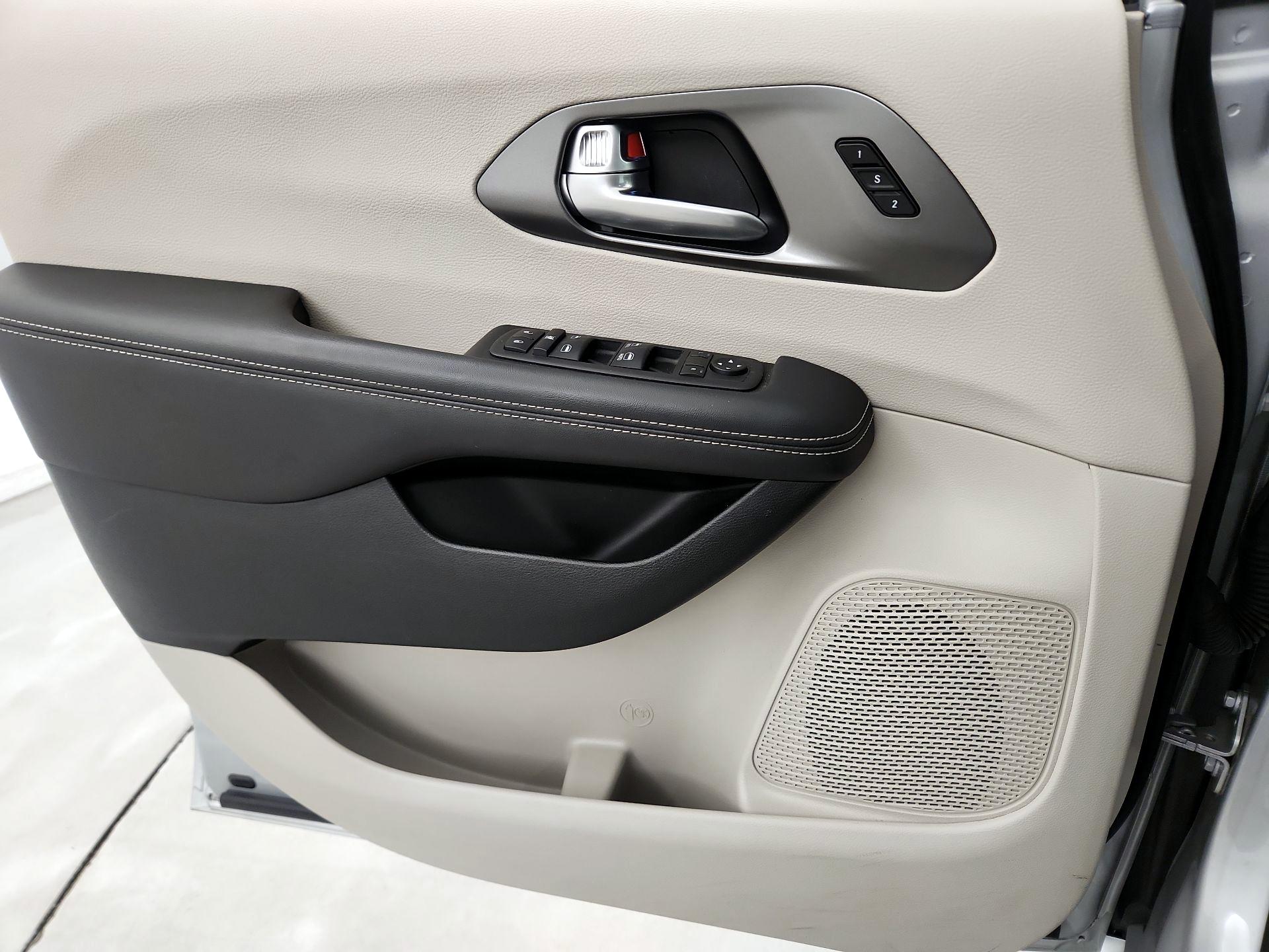 Thumbnail: 2024 Chrysler Pacifica - 10