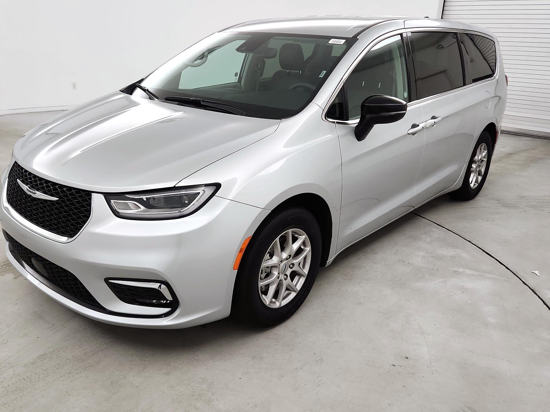 Thumbnail: 2024 Chrysler Pacifica - 3
