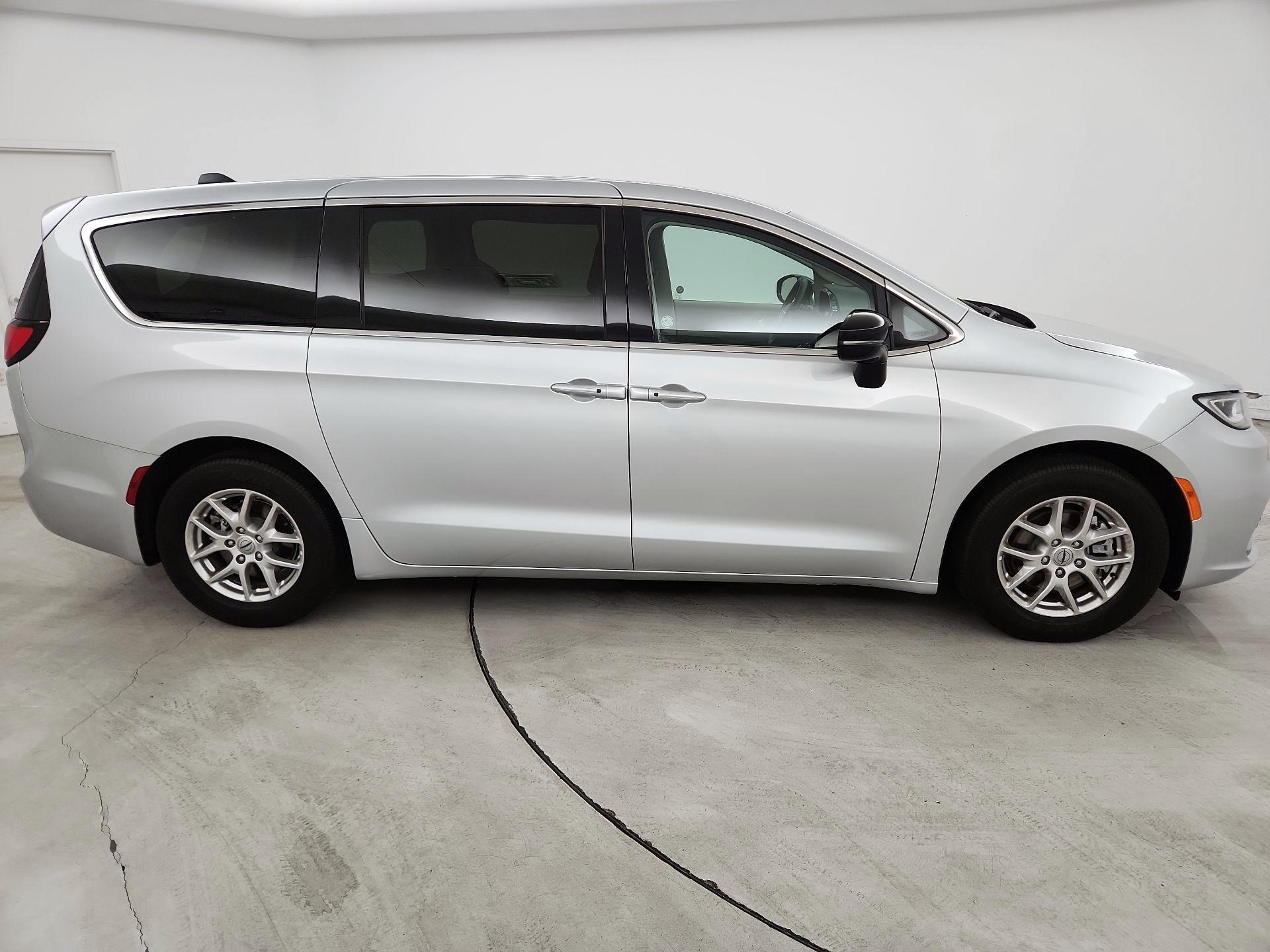 Thumbnail: 2024 Chrysler Pacifica - 4