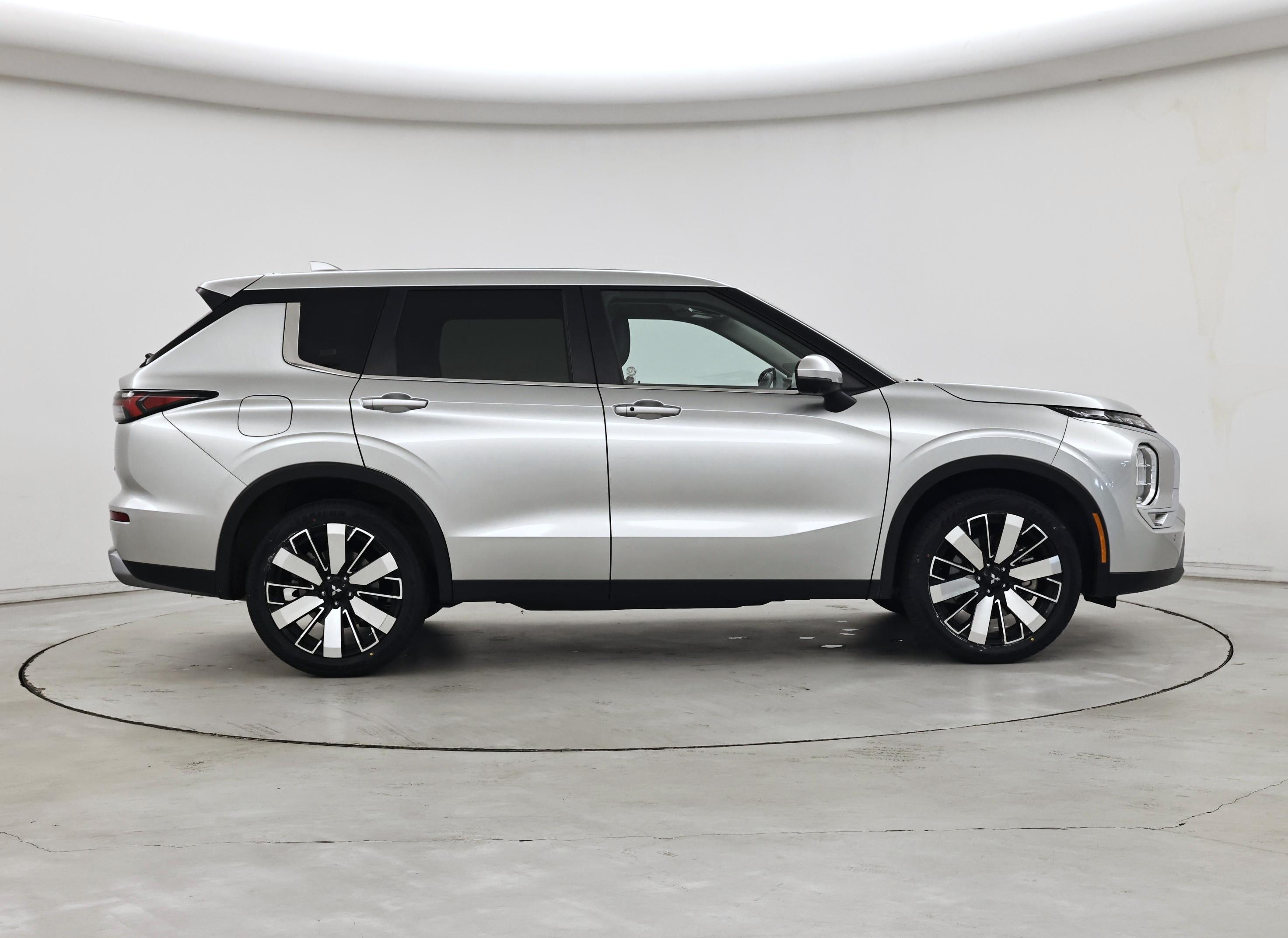 Thumbnail: 2025 Mitsubishi Outlander - 7