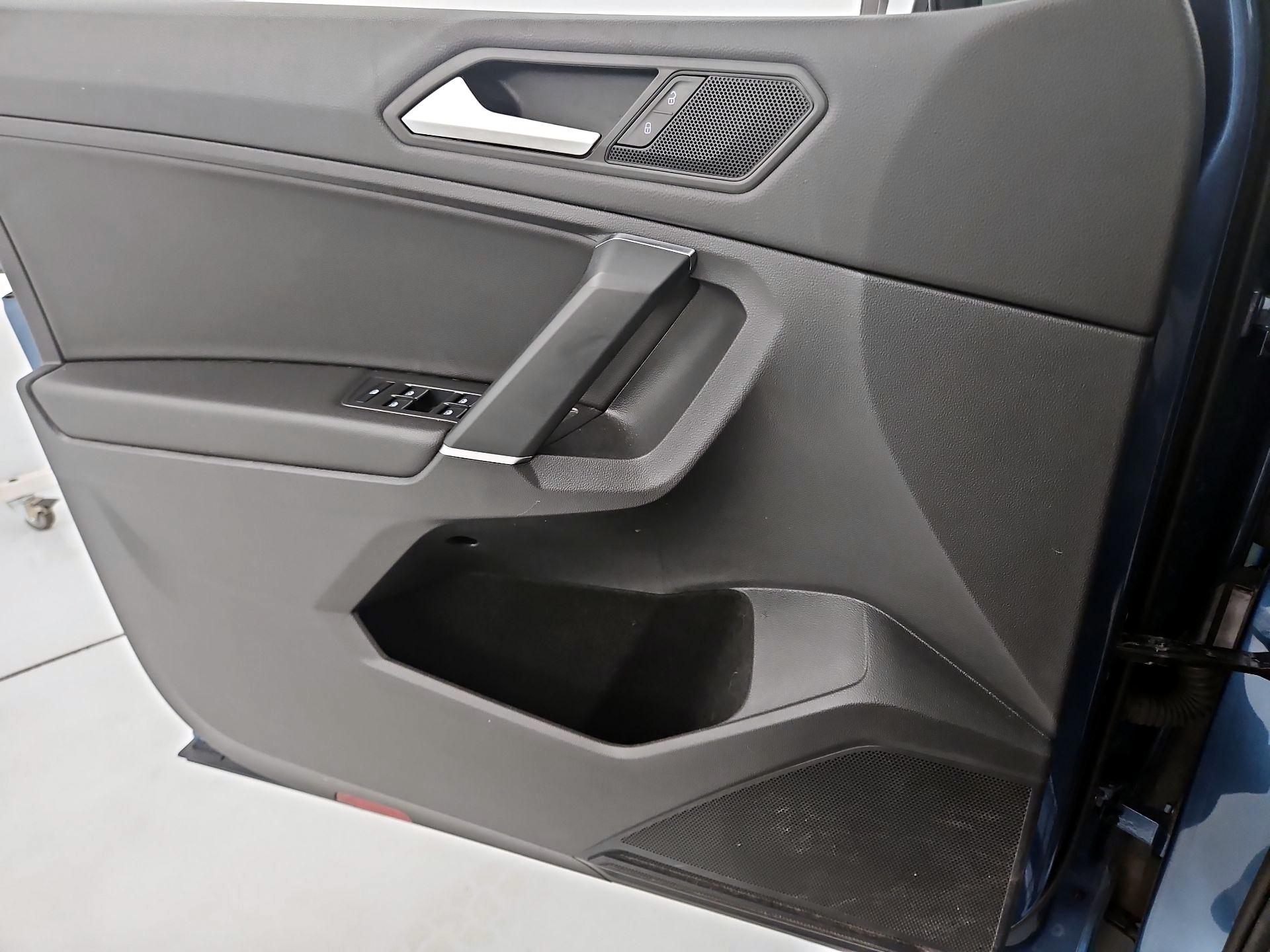 Thumbnail: 2020 Volkswagen Tiguan - 12