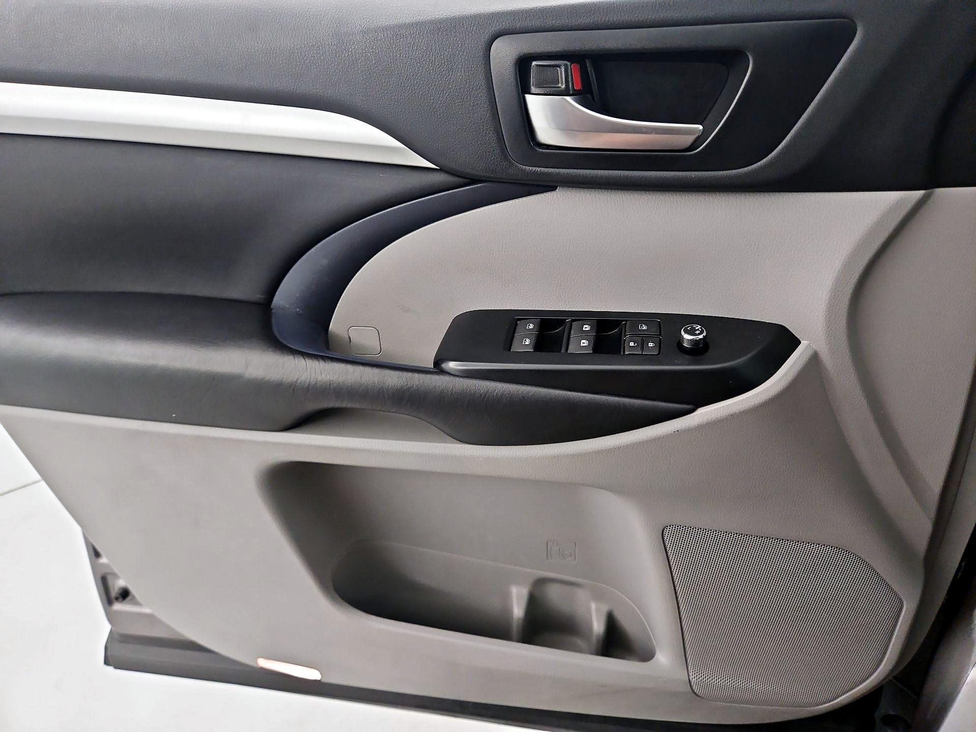 Thumbnail: 2019 Toyota Highlander - 12