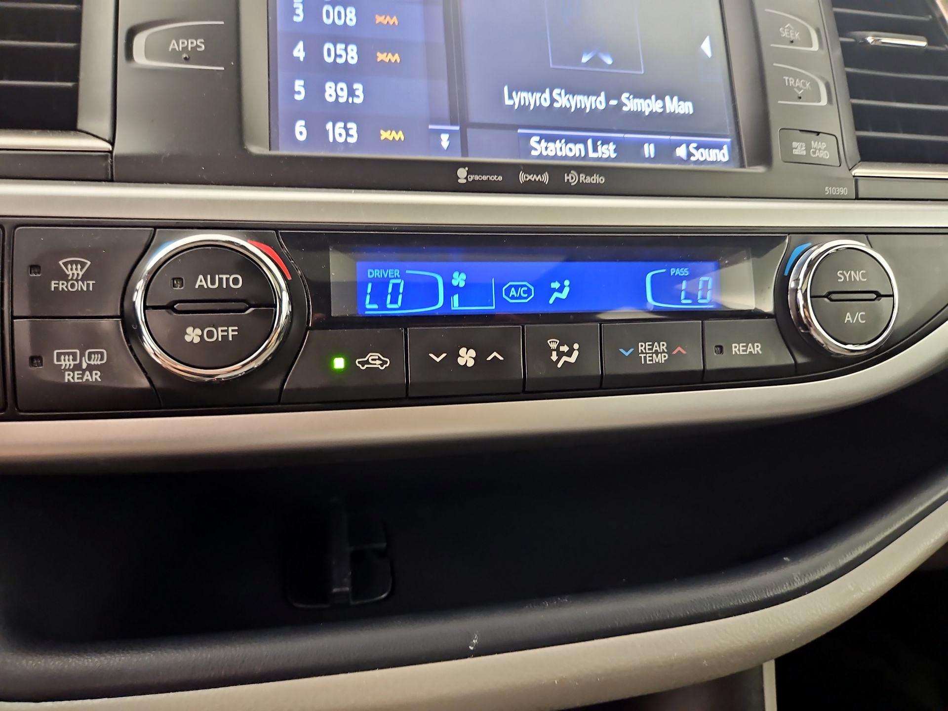 Thumbnail: 2019 Toyota Highlander - 17