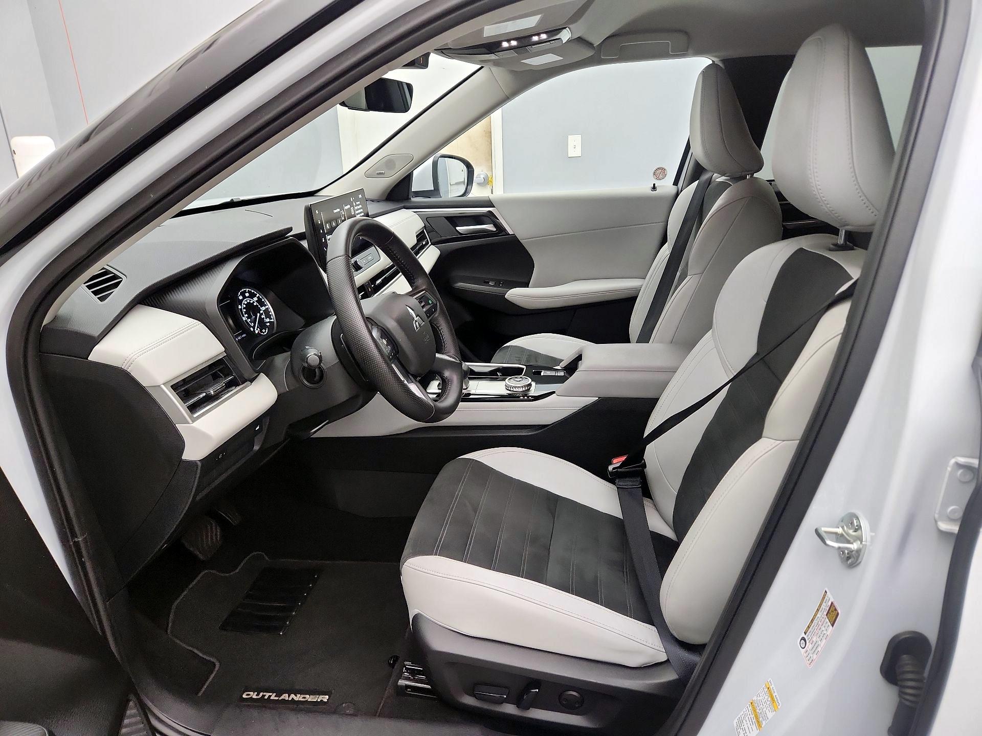 Thumbnail: 2025 Mitsubishi Outlander - 11