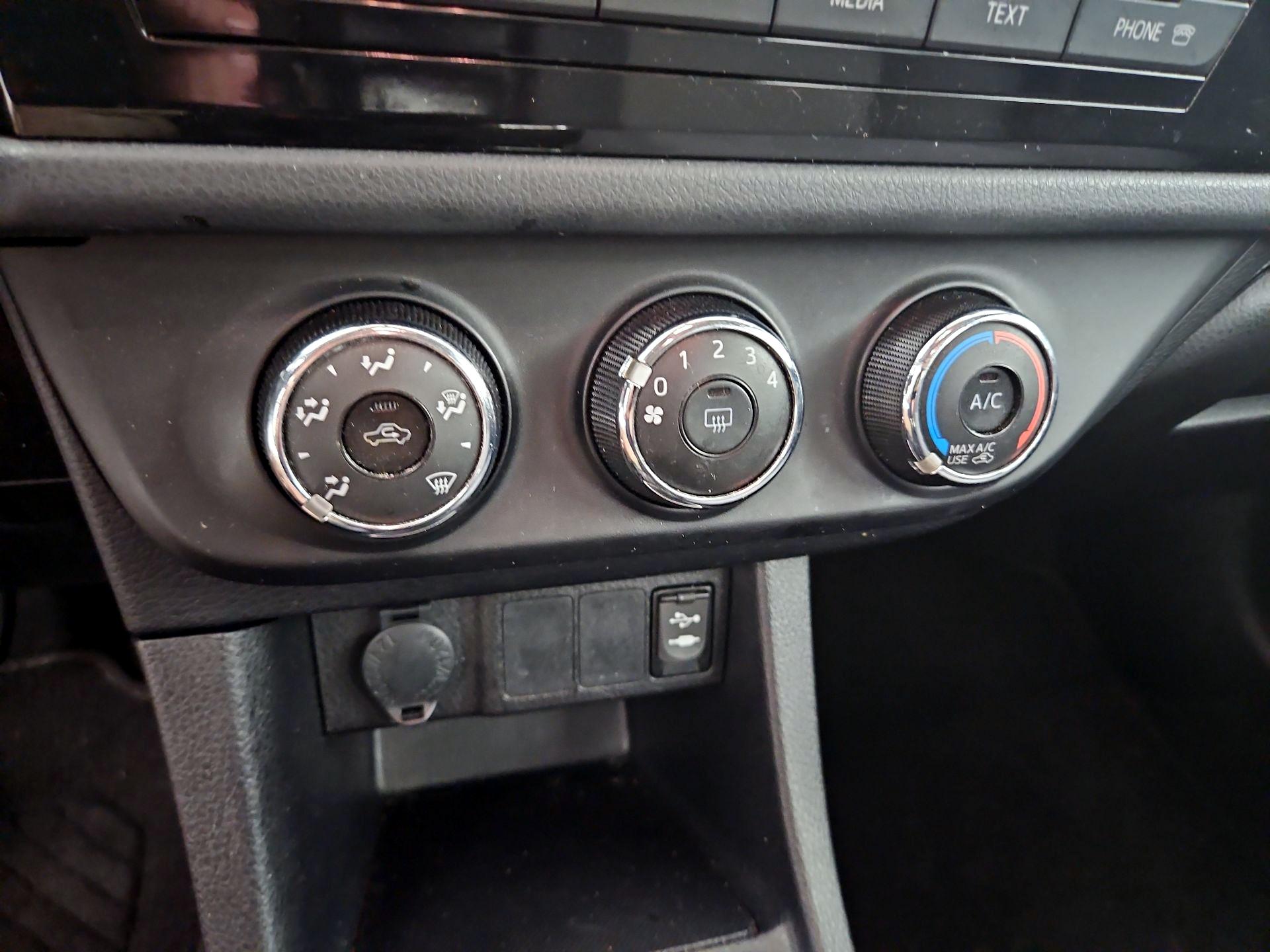 Thumbnail: 2015 Toyota Corolla - 15