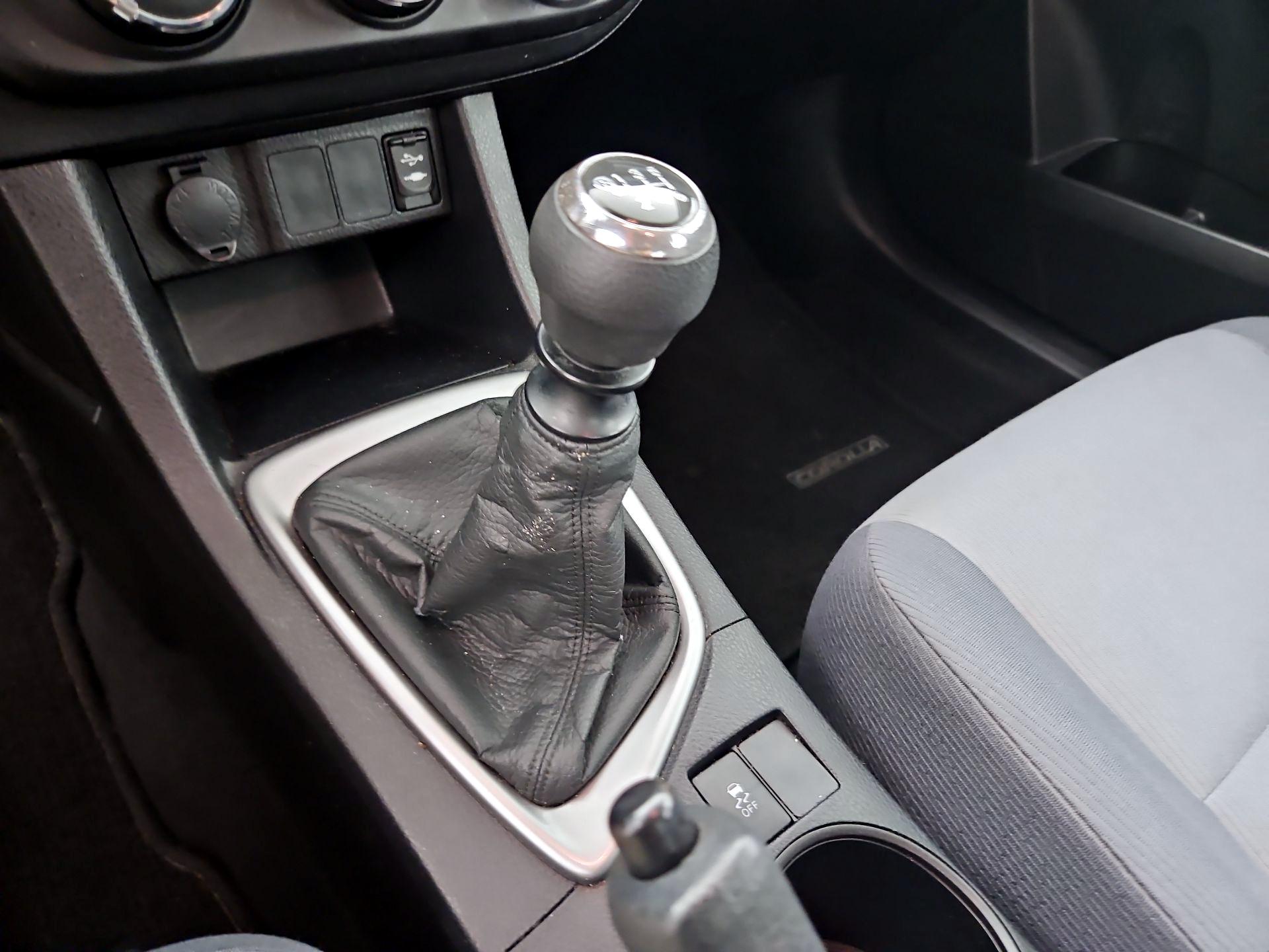 Thumbnail: 2015 Toyota Corolla - 16