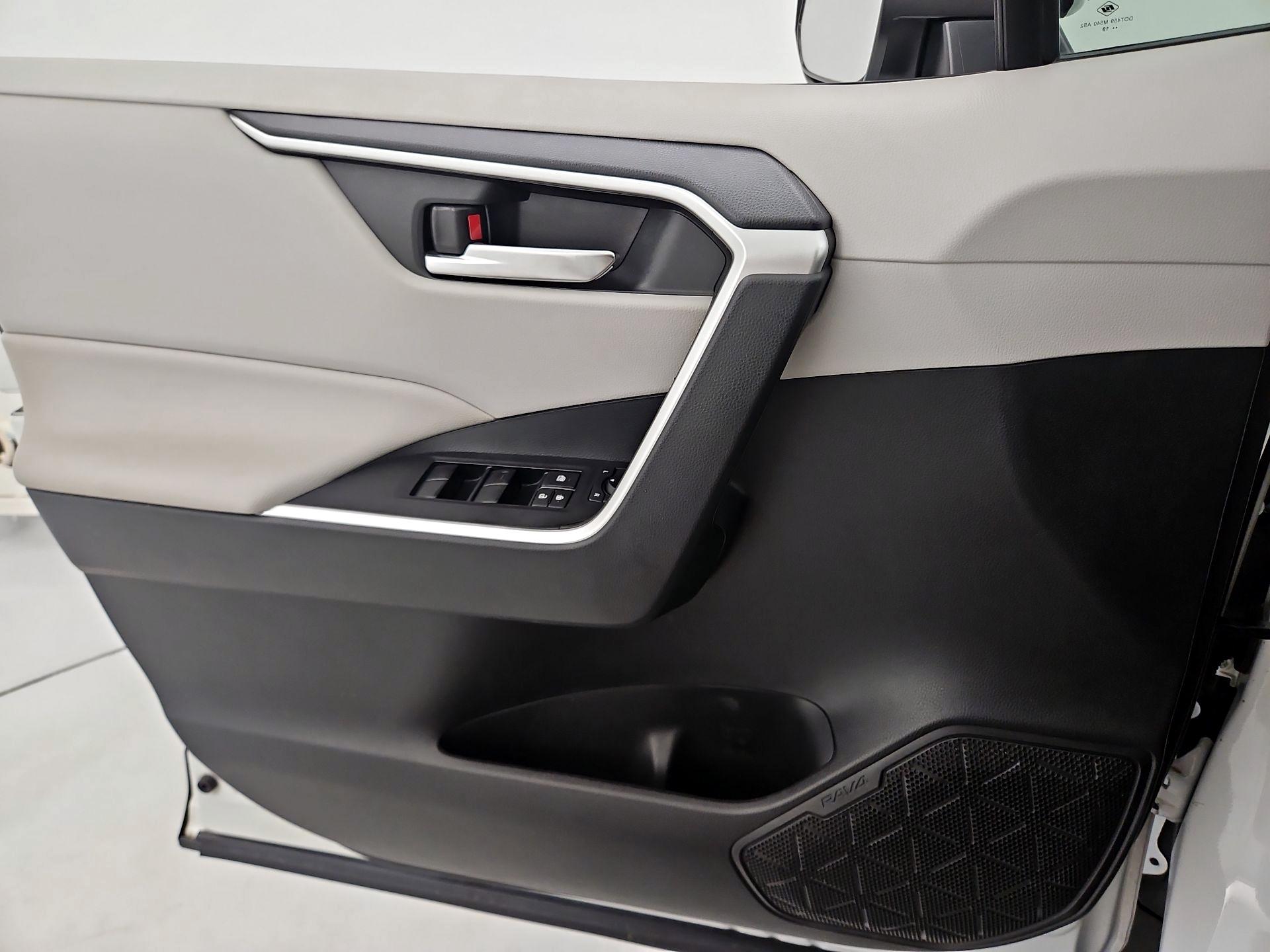 Thumbnail: 2020 Toyota RAV4 - 12