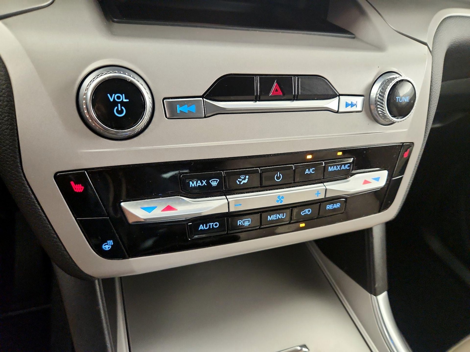 2024 Ford Explorer XLT - Photo 18