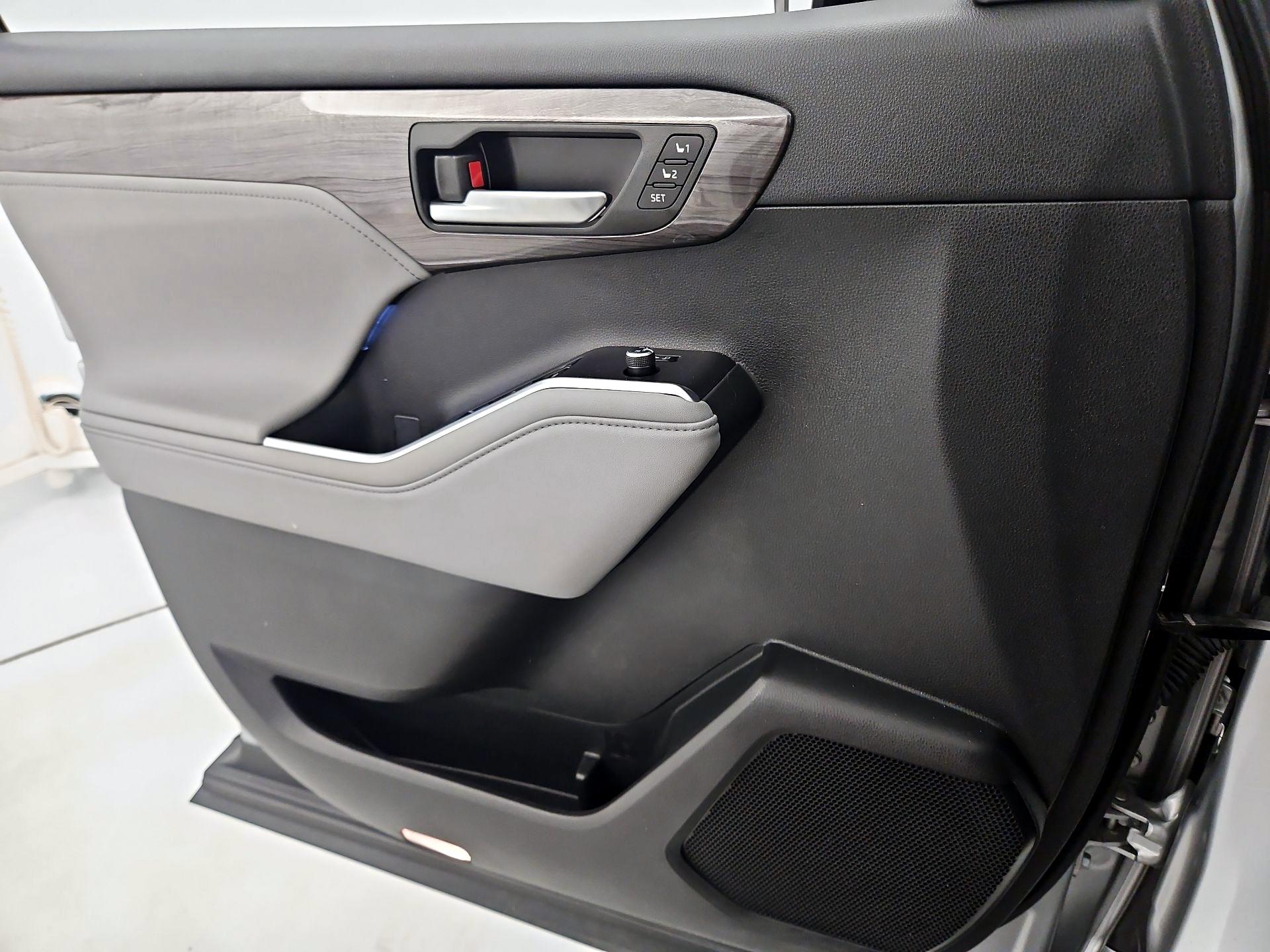 Thumbnail: 2024 Toyota Highlander - 12