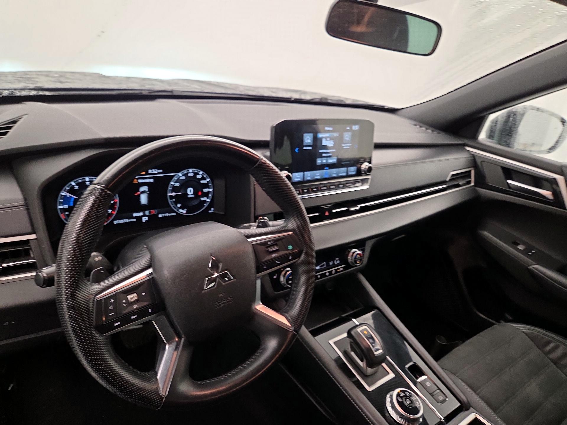 Thumbnail: 2023 Mitsubishi Outlander - 9