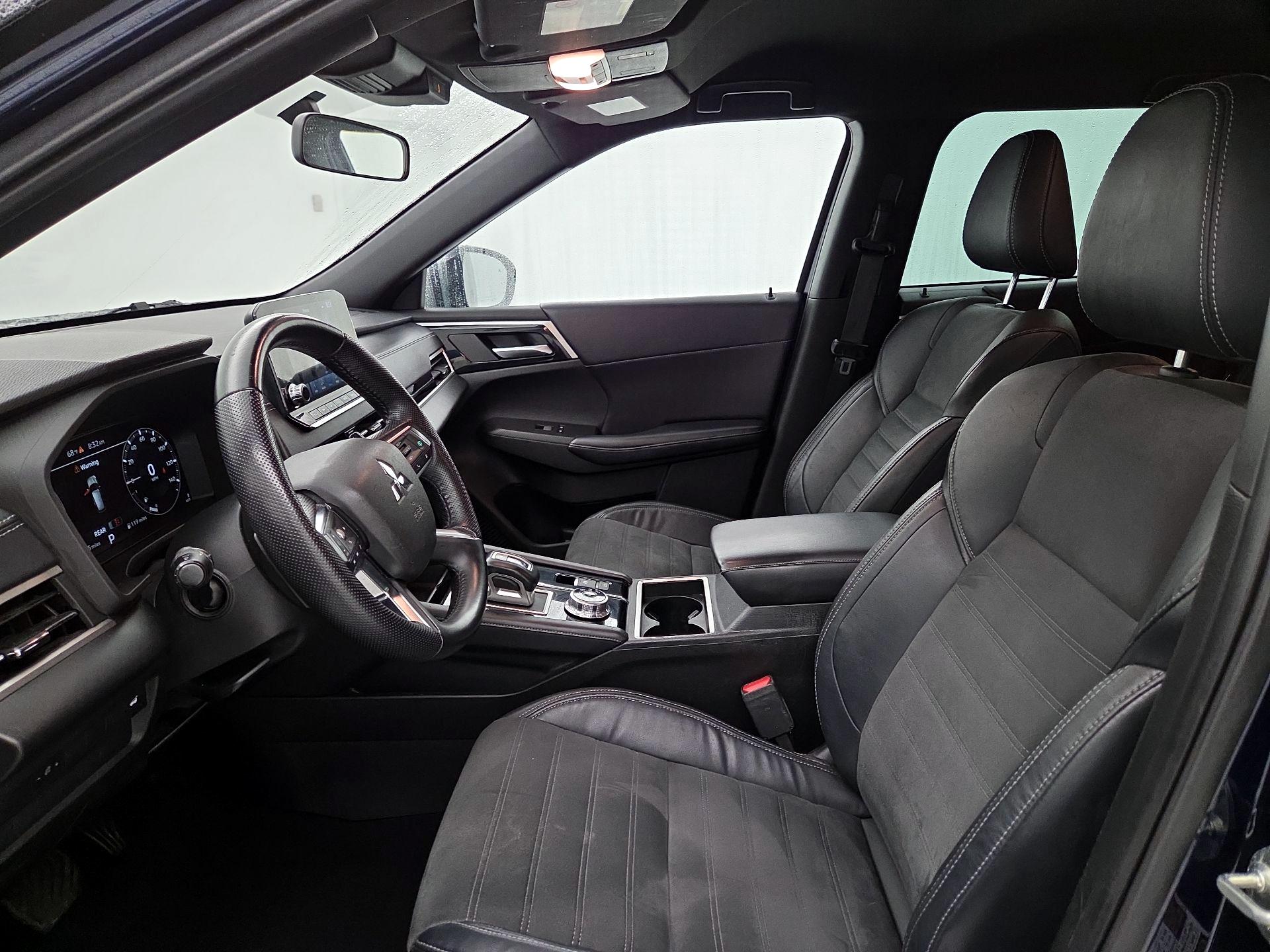 Thumbnail: 2023 Mitsubishi Outlander - 11