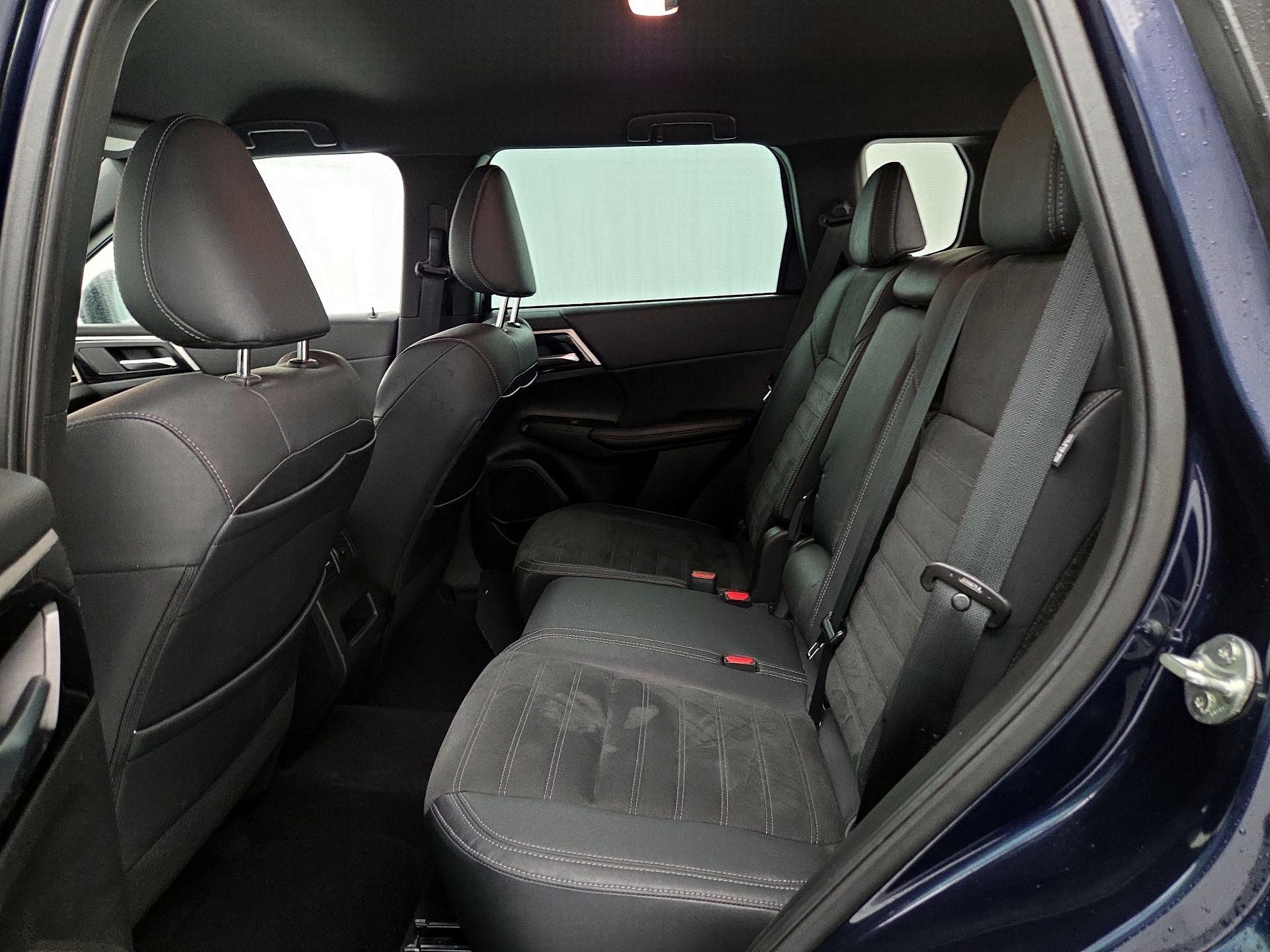 Thumbnail: 2023 Mitsubishi Outlander - 19