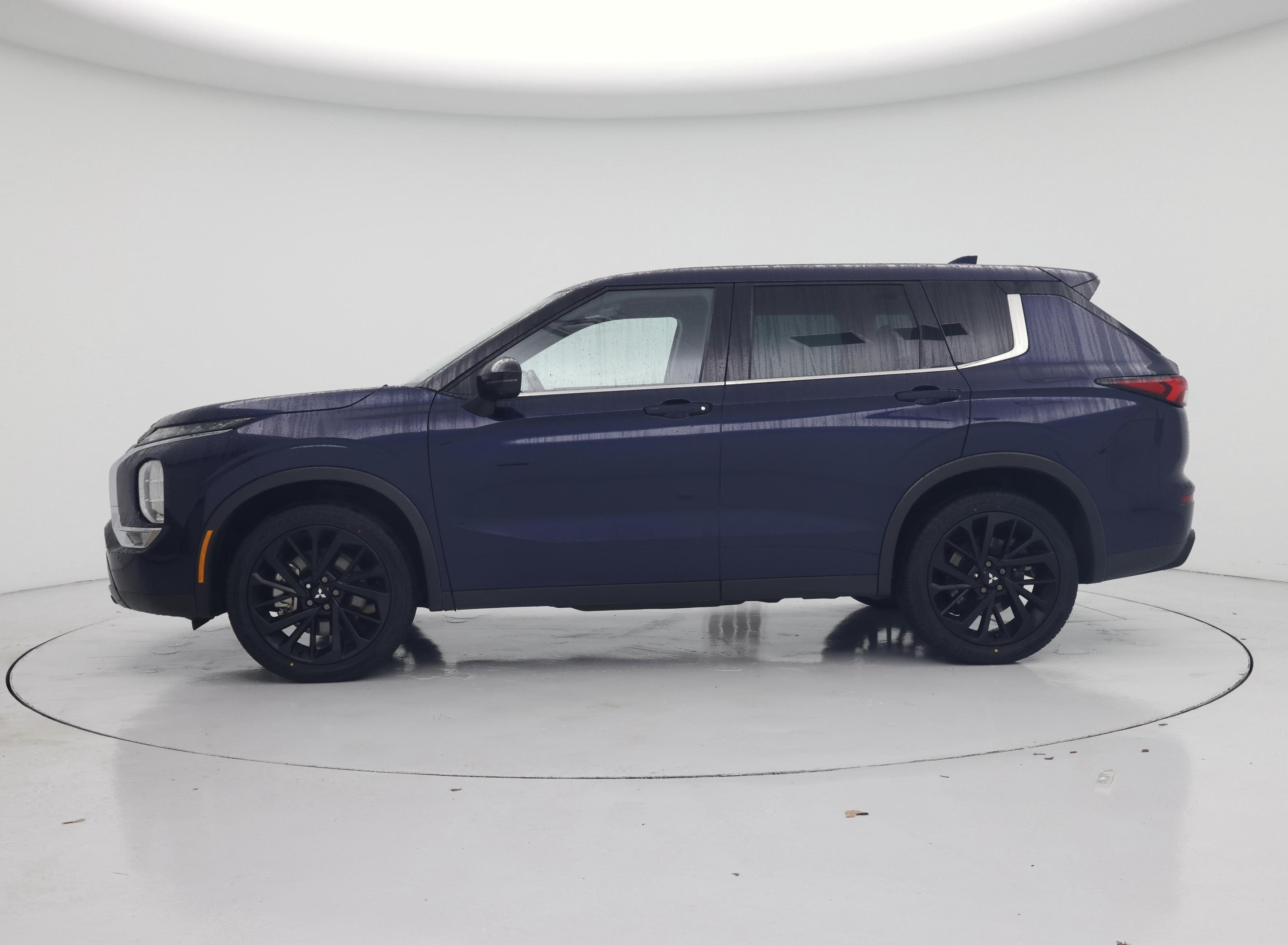 Thumbnail: 2023 Mitsubishi Outlander - 3