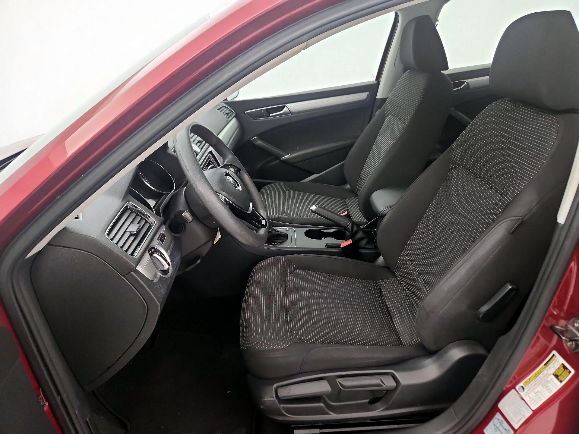 Thumbnail: 2017 Volkswagen Passat - 11