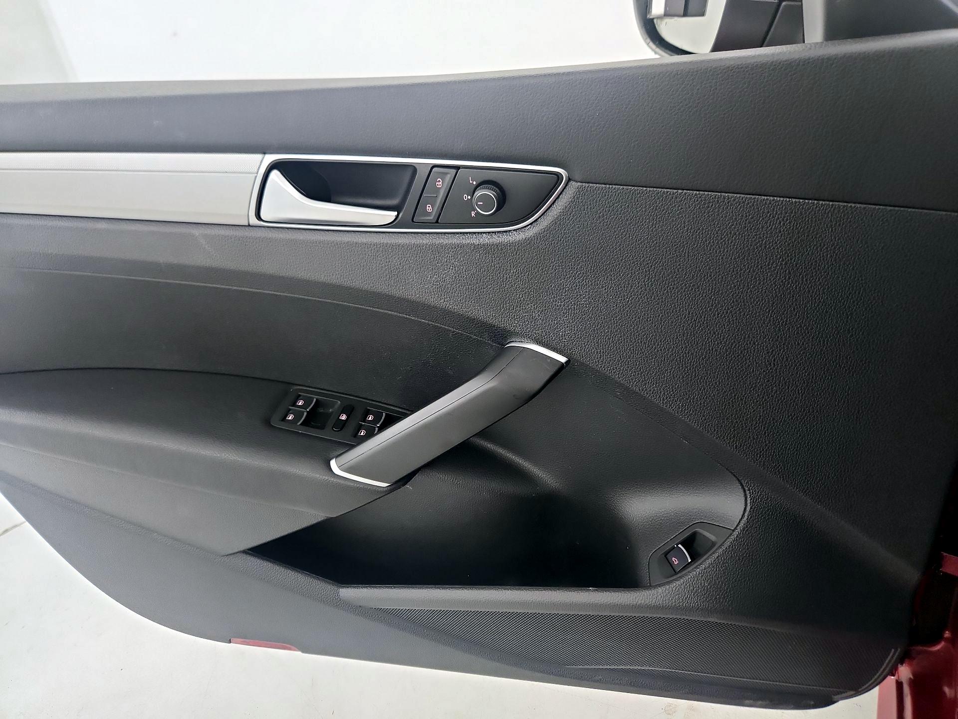 Thumbnail: 2017 Volkswagen Passat - 12