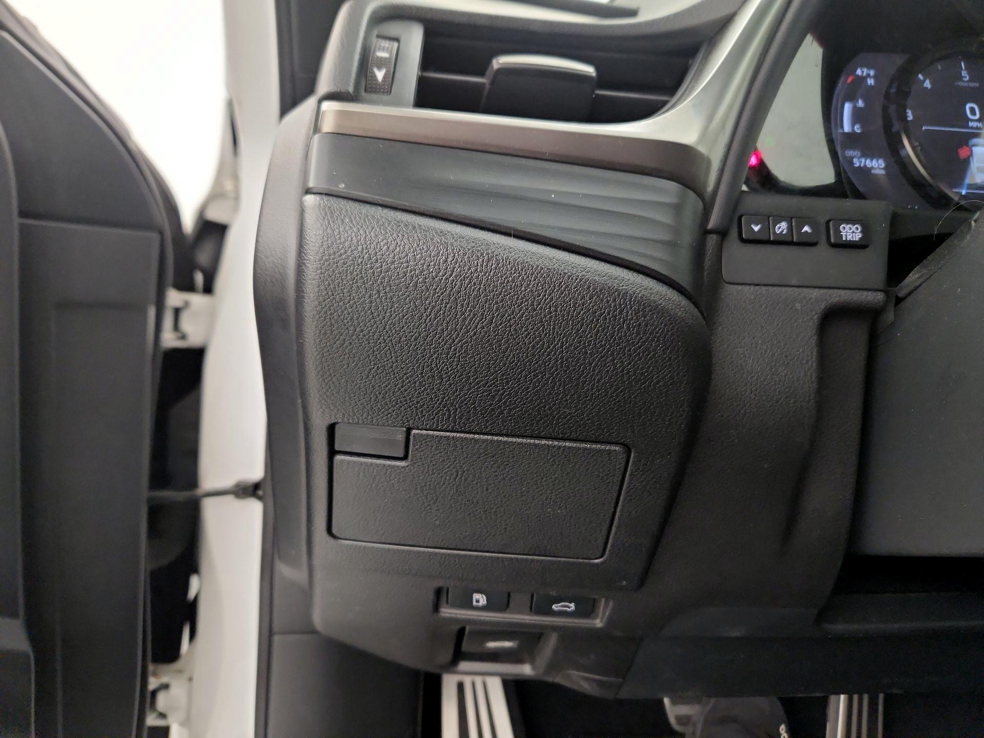 Thumbnail: 2019 Lexus ES - 13